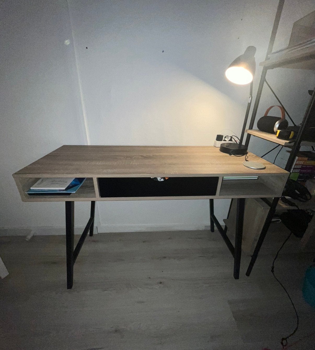 Bureau ABBETVED - licht eiken hout, Ophalen, Zwart, 120 cm, Schoolbureau