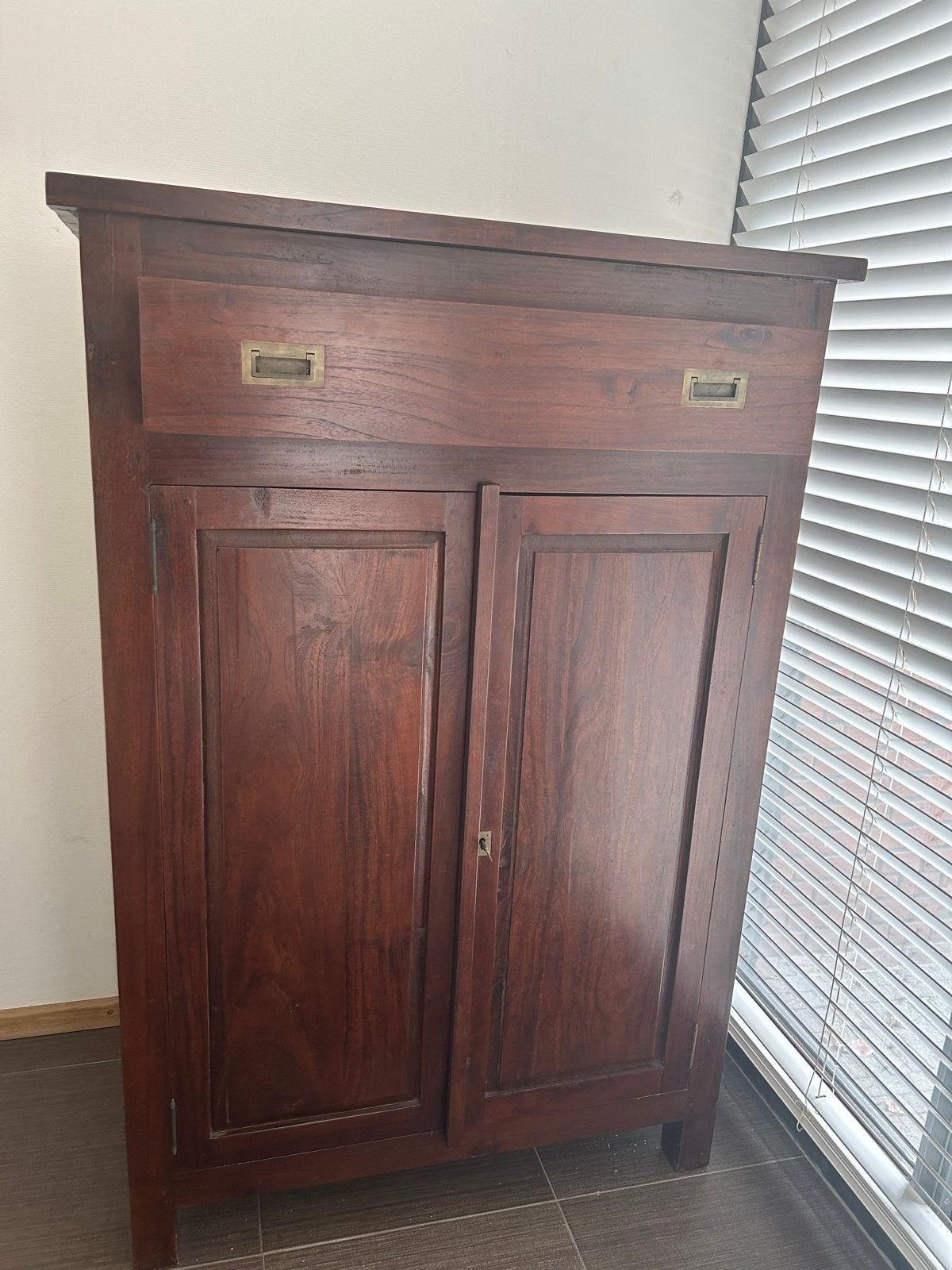 Houten kast met twee deuren, lade en messing handvaten, Ophalen