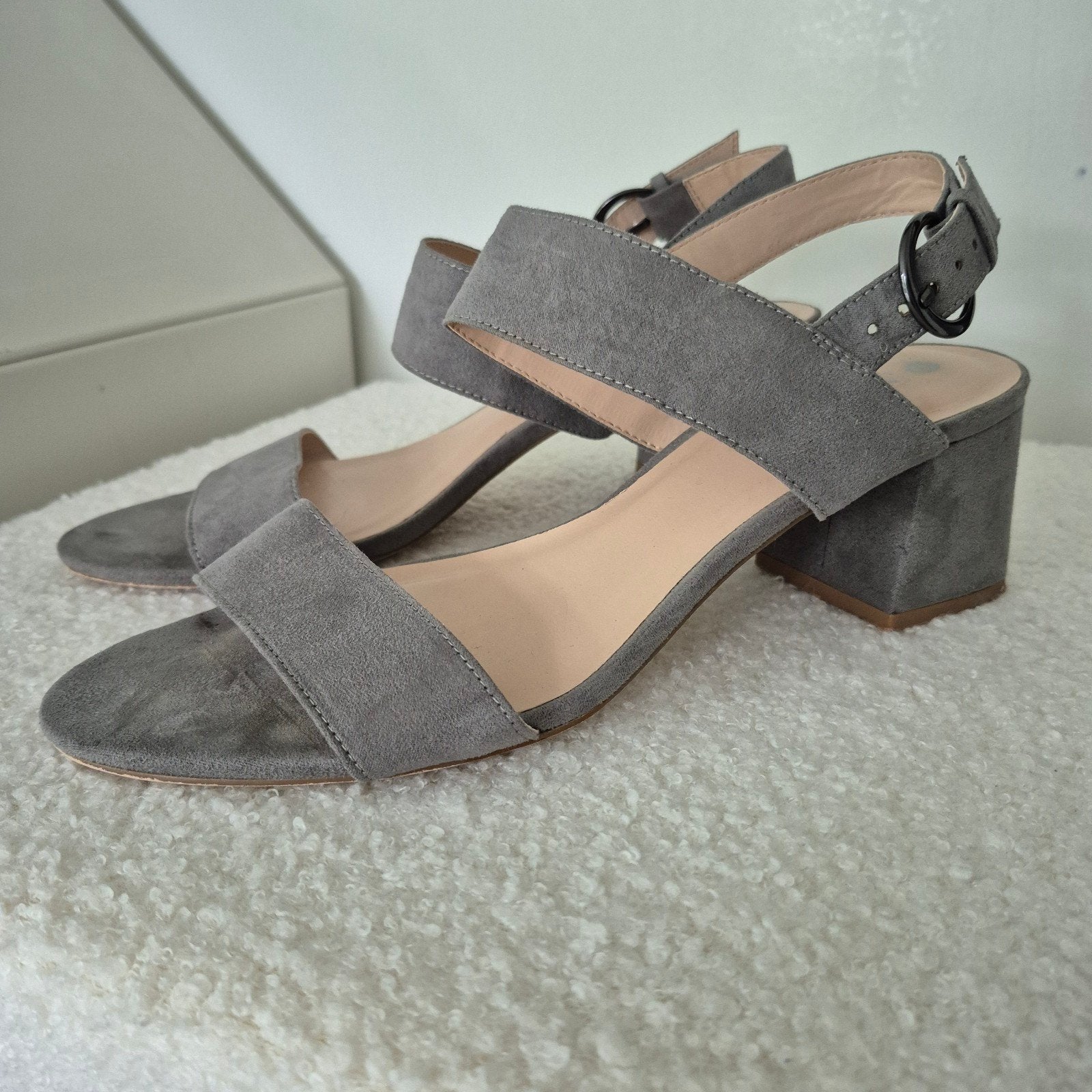 Grijze suède sandalen NOVA maat 40 - Zeer goed, Kleding | Dames, NOVA, Zo goed als nieuw, Grijs, Sandalen of Muiltjes
