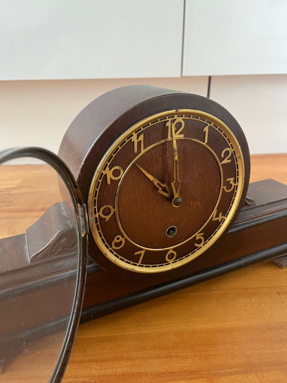 Antieke houten tafelklok met sleutel opwindmechanisme, Ophalen