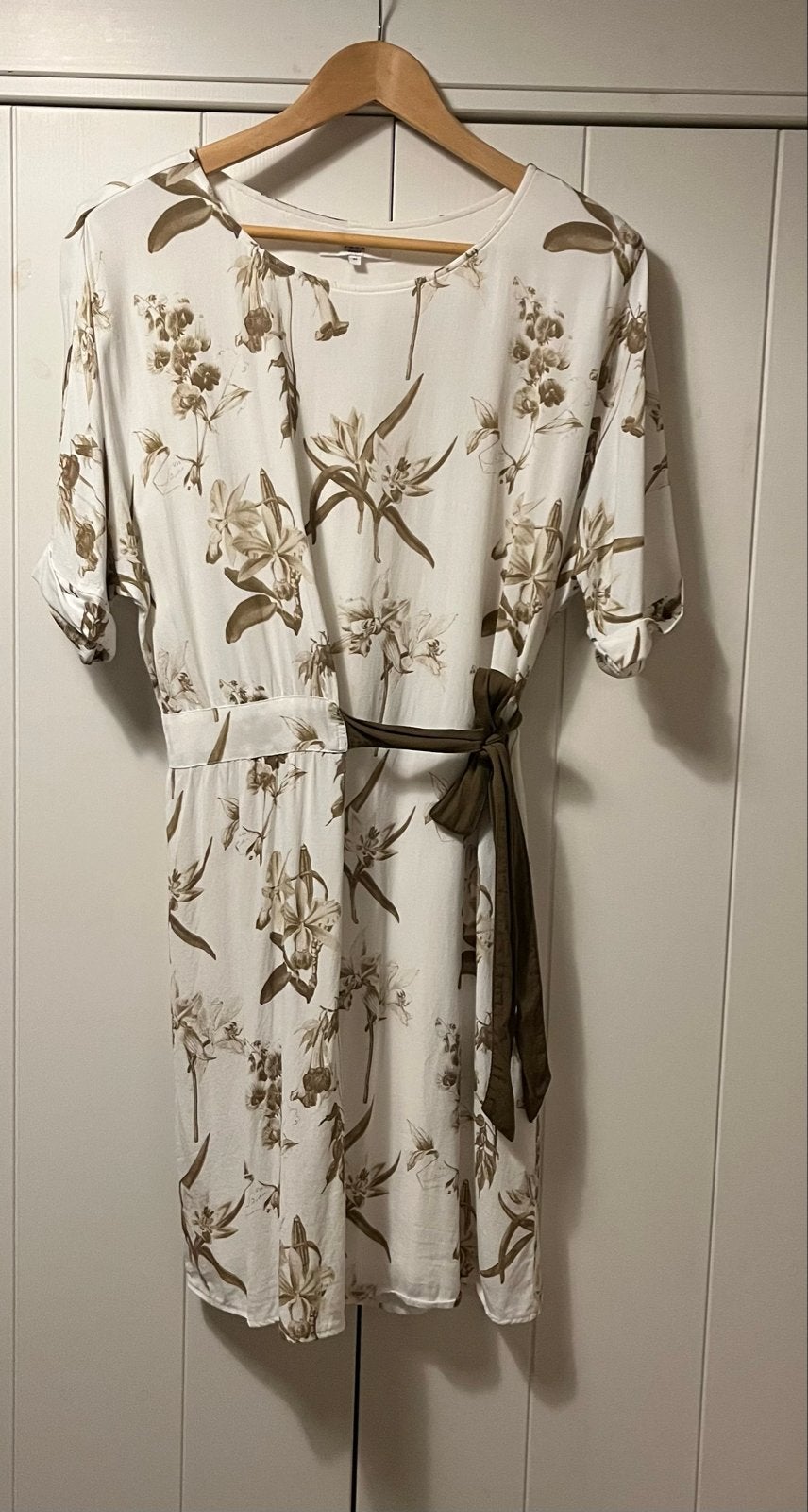 YAYA Jurk met bloemenprint en strikceintuur - Maat 42, Wit, Maat 42/44 (L), Ophalen of Verzenden, Zo goed als nieuw