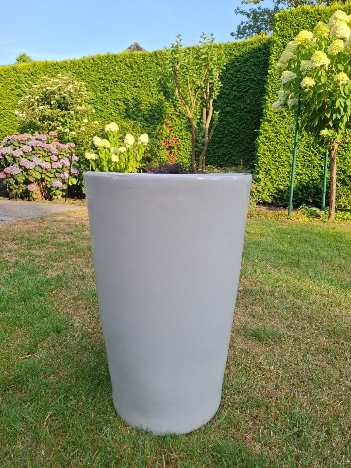 Grote witte stenen bloempot, Tuin en Terras, Ophalen, Steen, Rond, Zo goed als nieuw