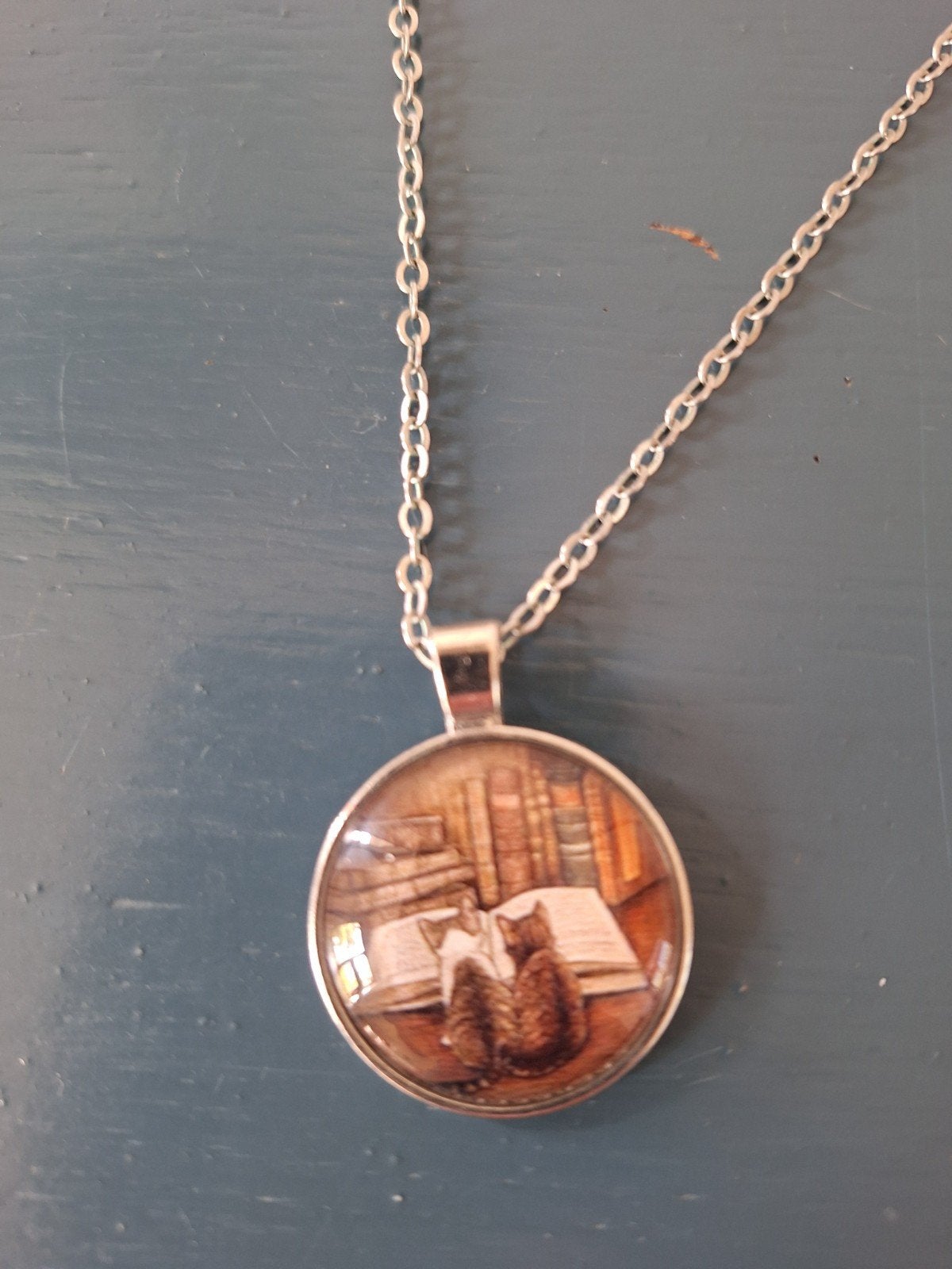 ketting en armband met katten en boeken afbeelding!, Ophalen of Verzenden, Zo goed als nieuw, Zilver, Overige materialen