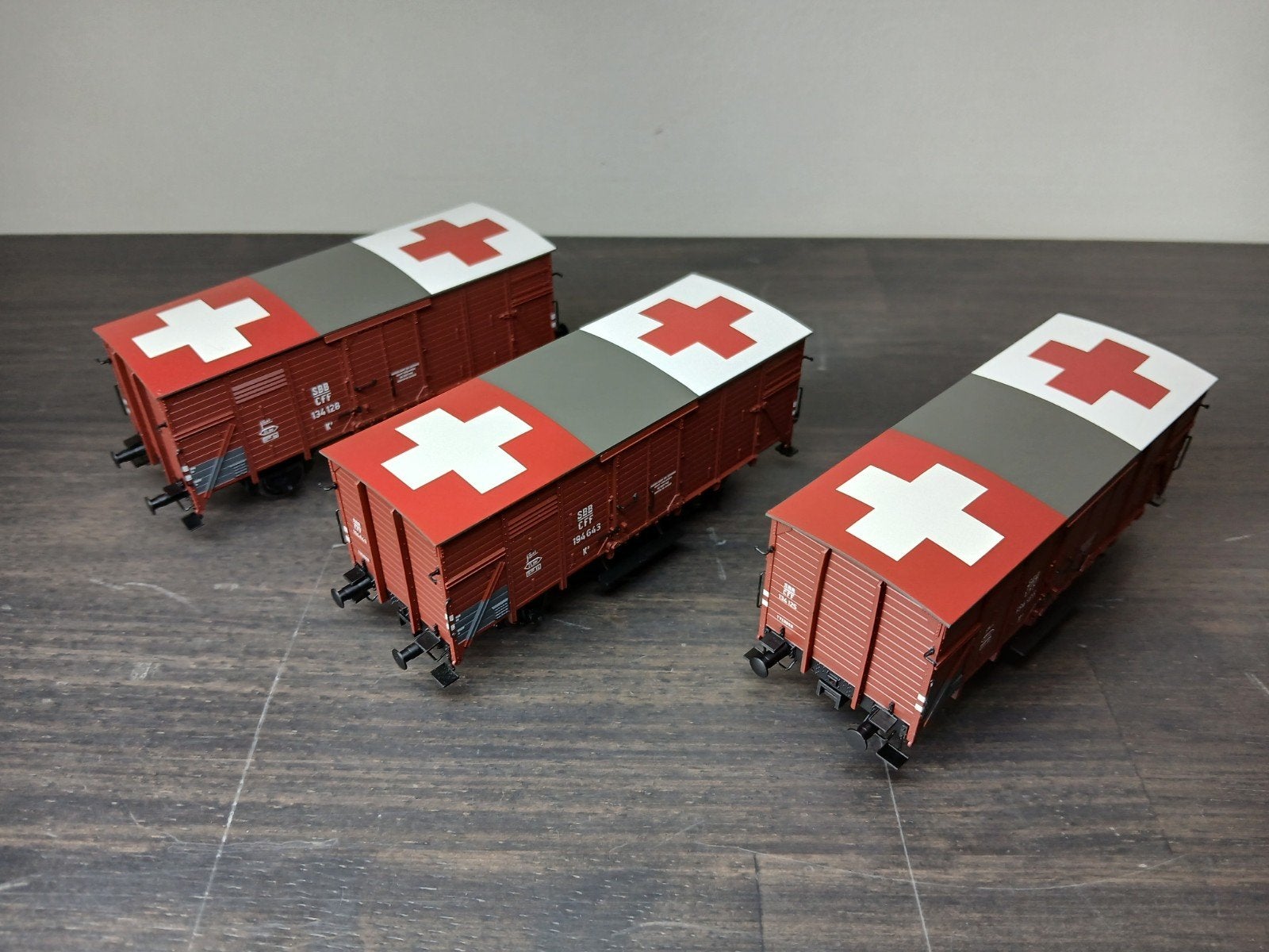 Brawa 48217 - Set van 3 originele Zwitserse ambulancewagens, Ophalen of Verzenden, Nieuw, Wagon, Overige merken