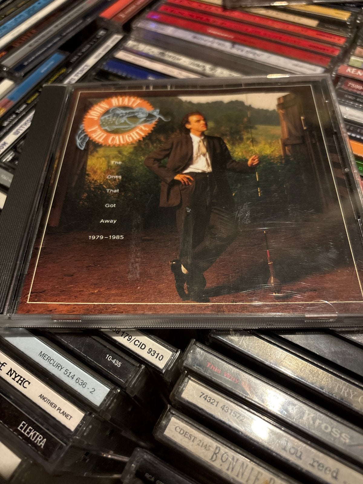 John Hiatt - The Ones That Got Away (1979-1985) CD, Ophalen of Verzenden, Gebruikt, Verzamelalbum