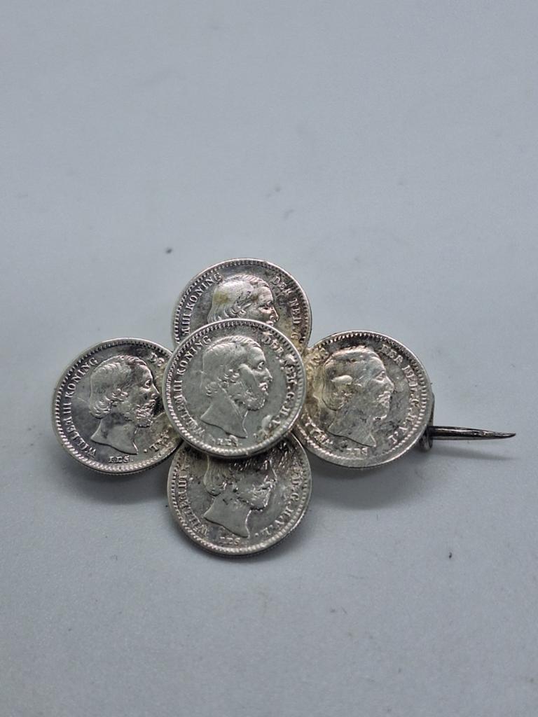 Zilveren broche Koning Willem III van stuiverstukken, 4 tot 7 cm, Gebruikt, Ophalen of Verzenden, Zilver