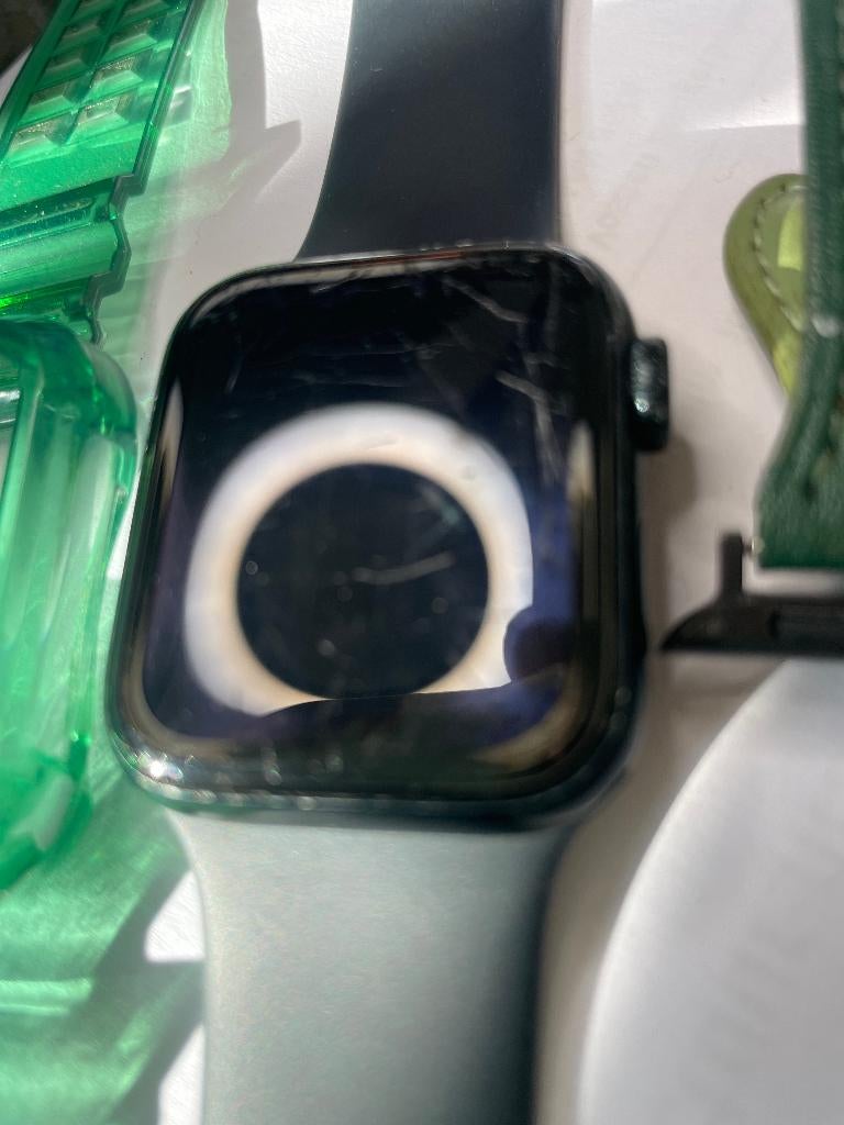 Apple Watch ️ SE 2022 (2nd Generation) 40mm ️(barely worn), Sieraden, Tassen en Uiterlijk, Smartwatches, Apple Watch ⌚️, Zwart