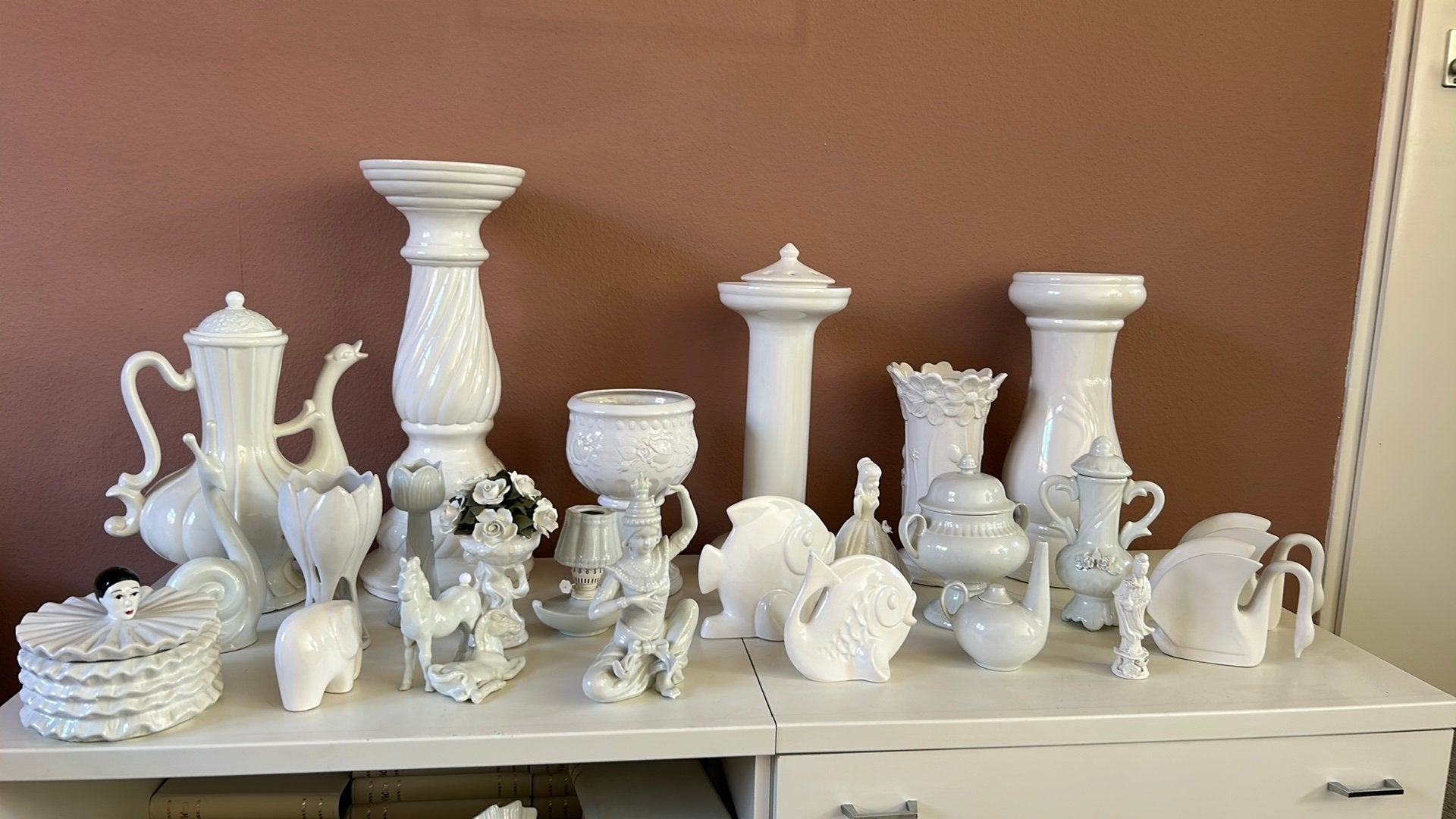 Diverse witte decoratieve beelden en vazen, Ophalen