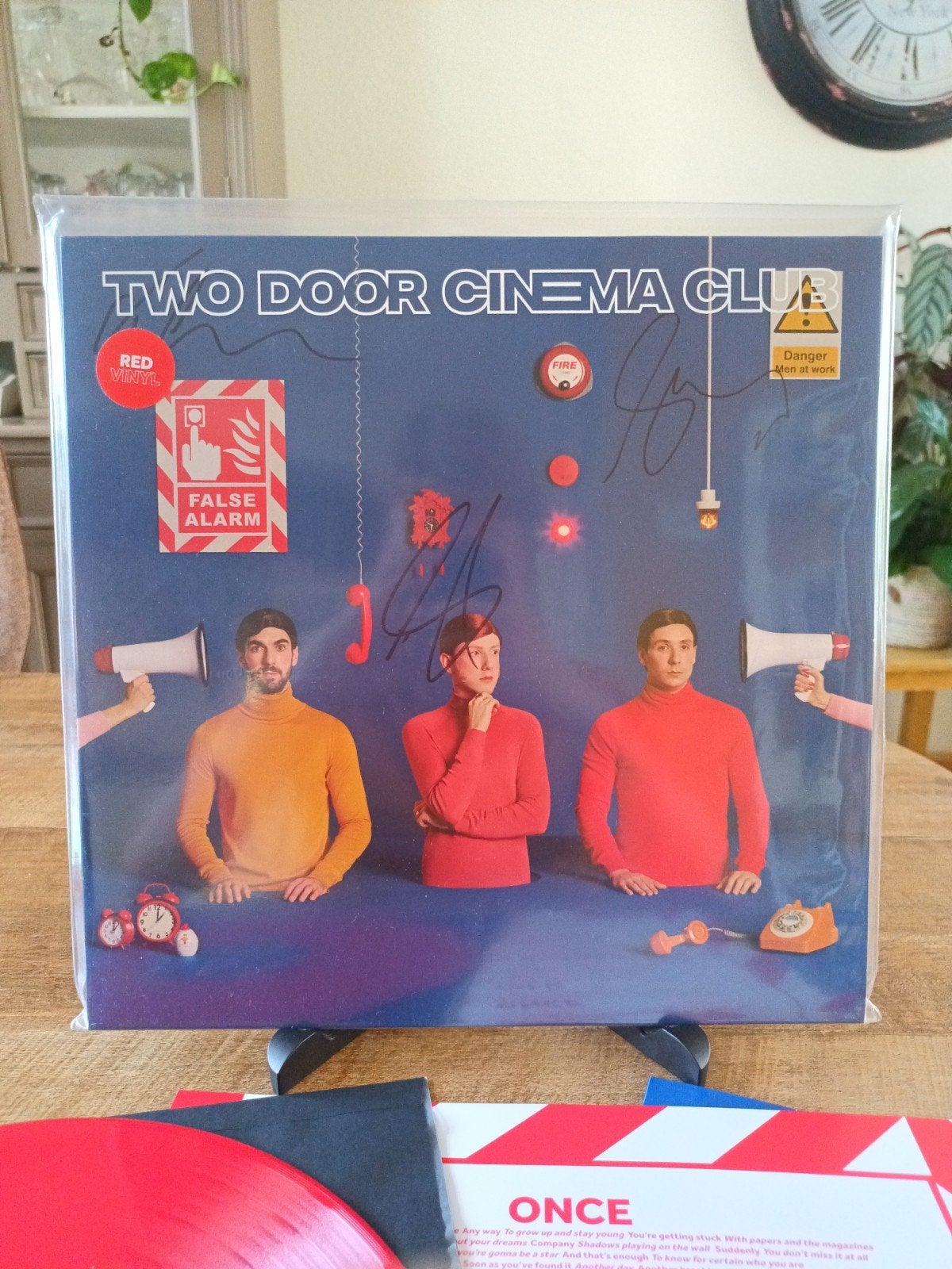 Two Door Cinema Club - False Alarm | Gesigneerd, Rood Vinyl, LP, Speciale editie, Ophalen of Verzenden, Zo goed als nieuw