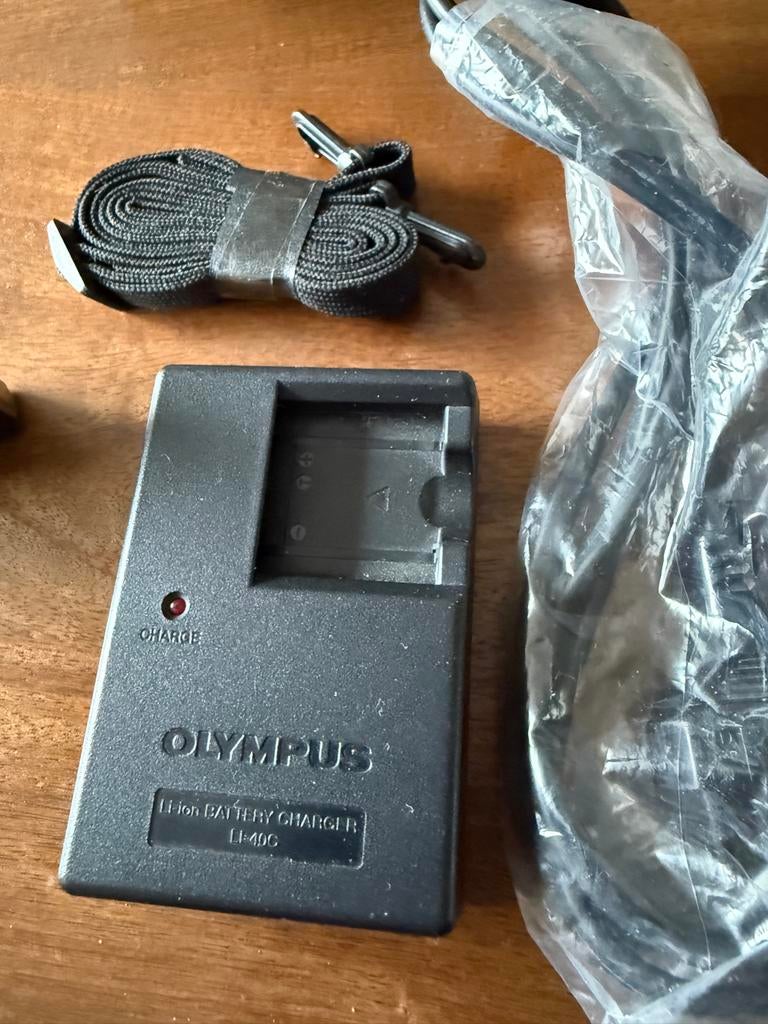 Olympus Li-ion Batterijlader LI-40C met accessoires sd kart, Spelcomputers en Games, Spelcomputers | Nintendo Game Boy, Ophalen