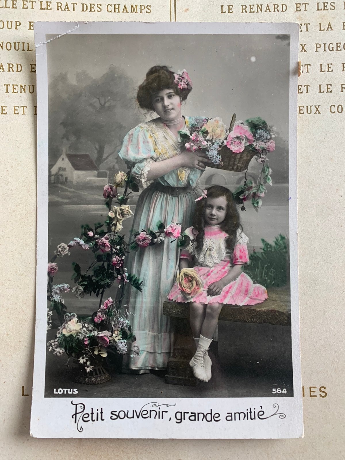 1910 Petit souvenir, grande amitié - meisje met lang haar, Verzamelen, Ansichtkaarten | Themakaarten, Ophalen of Verzenden, Voor 1920