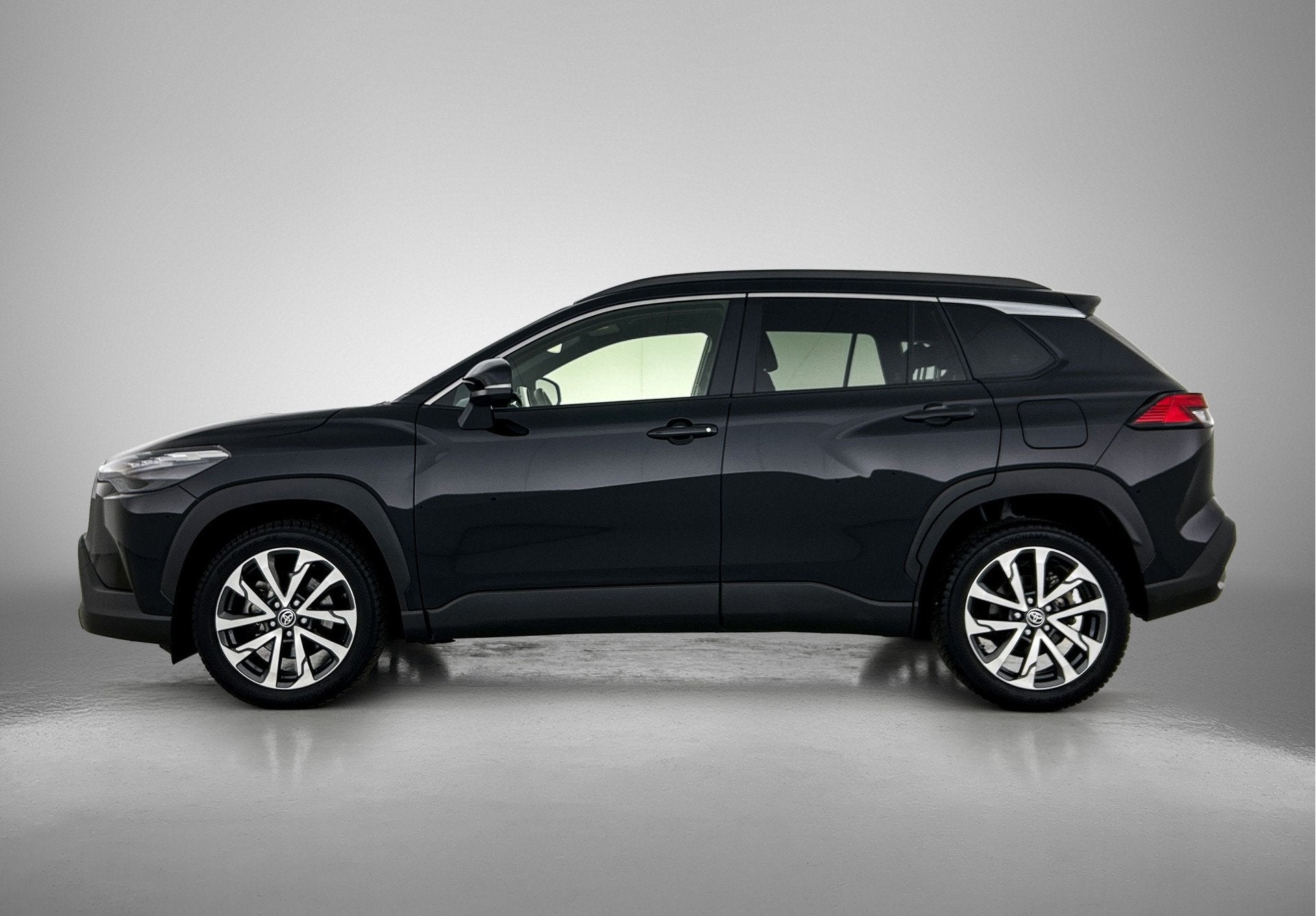Toyota Corolla Cross Hybrid 140 Dynamic | BTW voertuig | App, Auto's, Stof, Gebruikt, 4 cilinders, Zwart