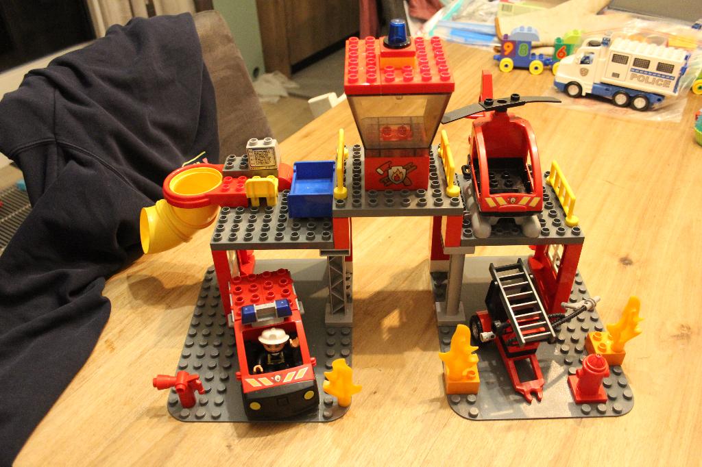 Lego Duplo brandweerkazerne 5601, 4977+5603, Ophalen of Verzenden, Zo goed als nieuw, Duplo, Complete set