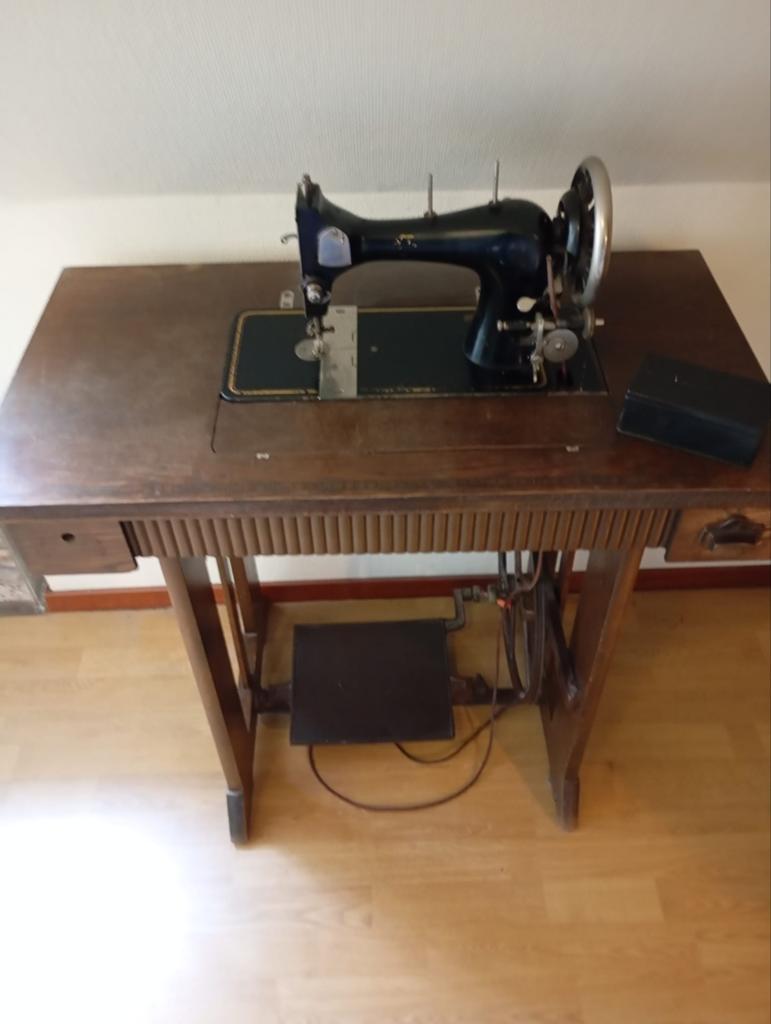 Antieke naaimachine met houten onderstel, Antiek en Kunst, Ophalen of Verzenden