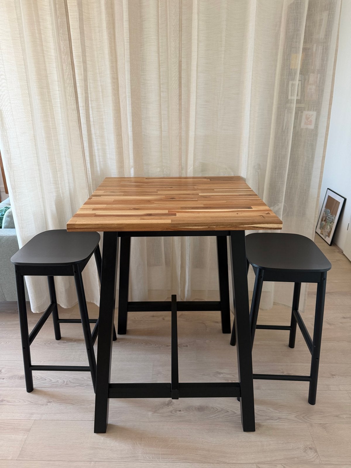 IKEA Tybyn hoge tafel met 2 Rönninge barkrukken, Huis en Inrichting, Ophalen, Tot twee personen, 50 tot 100 cm, Zo goed als nieuw