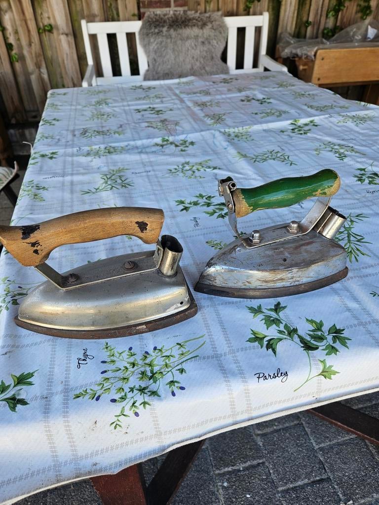 2 Oude Strijkijzers Jaren '50 - Vintage Decoratie, Antiek en Kunst, Ophalen of Verzenden
