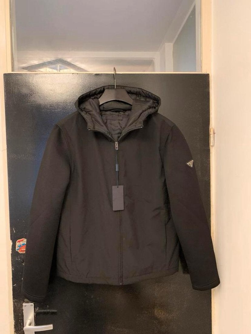 Nieuwe Prada Re-Nylon jas in maat M, Kleding | Heren, Jassen | Zomer, Ophalen of Verzenden, Nieuw, Maat 48/50 (M), Zwart
