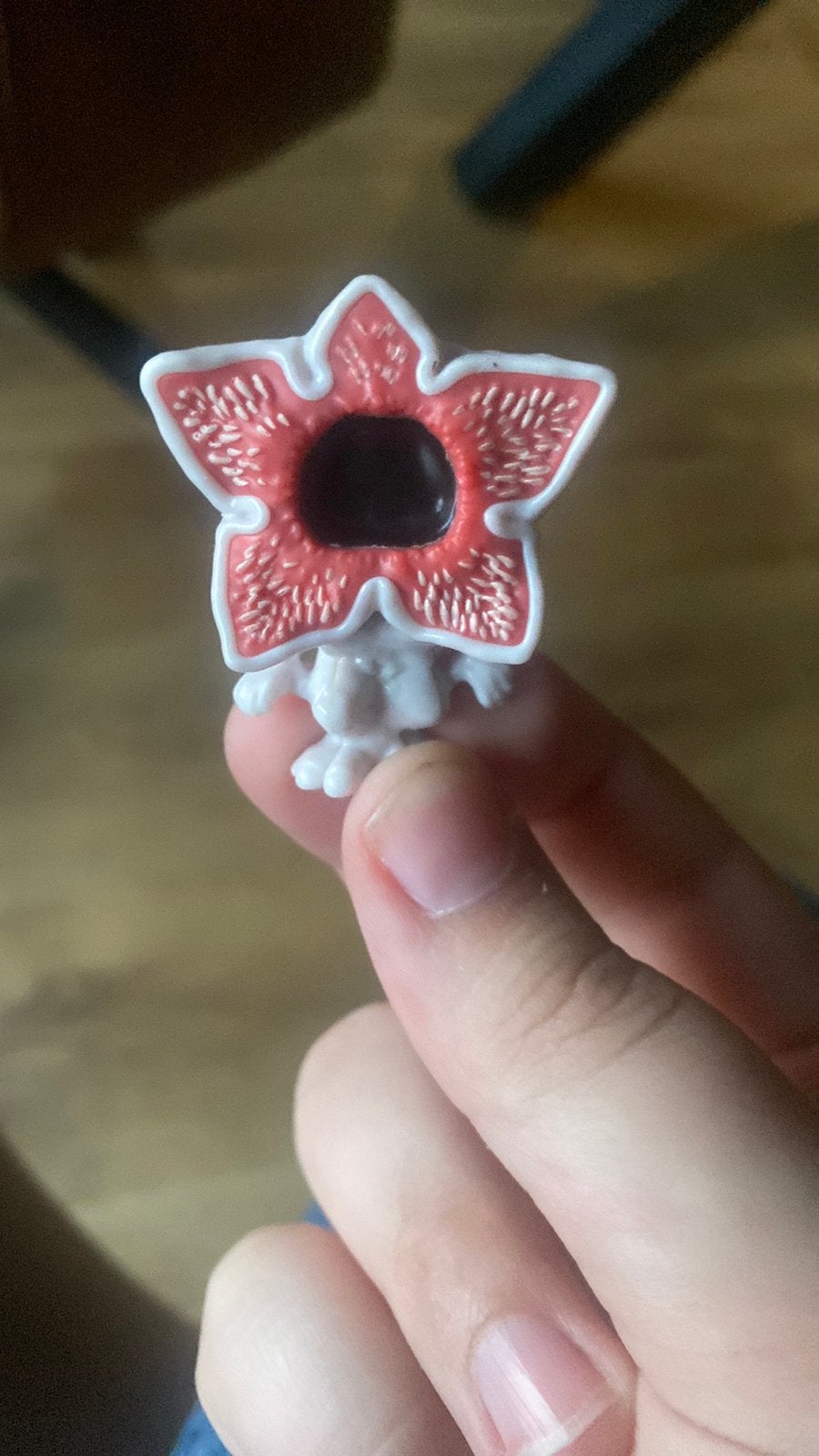 Demogorgorn kinder joy super zeldzaam, Ophalen, Zo goed als nieuw, Zilver, Dame of Heer
