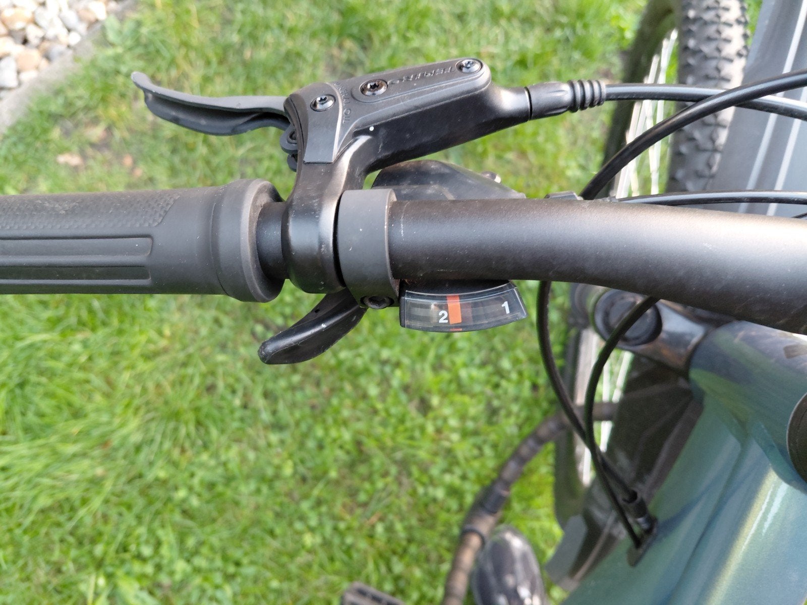 Foto 6 van mountainbike met 2 sloten ringslot en oprolslot met houder