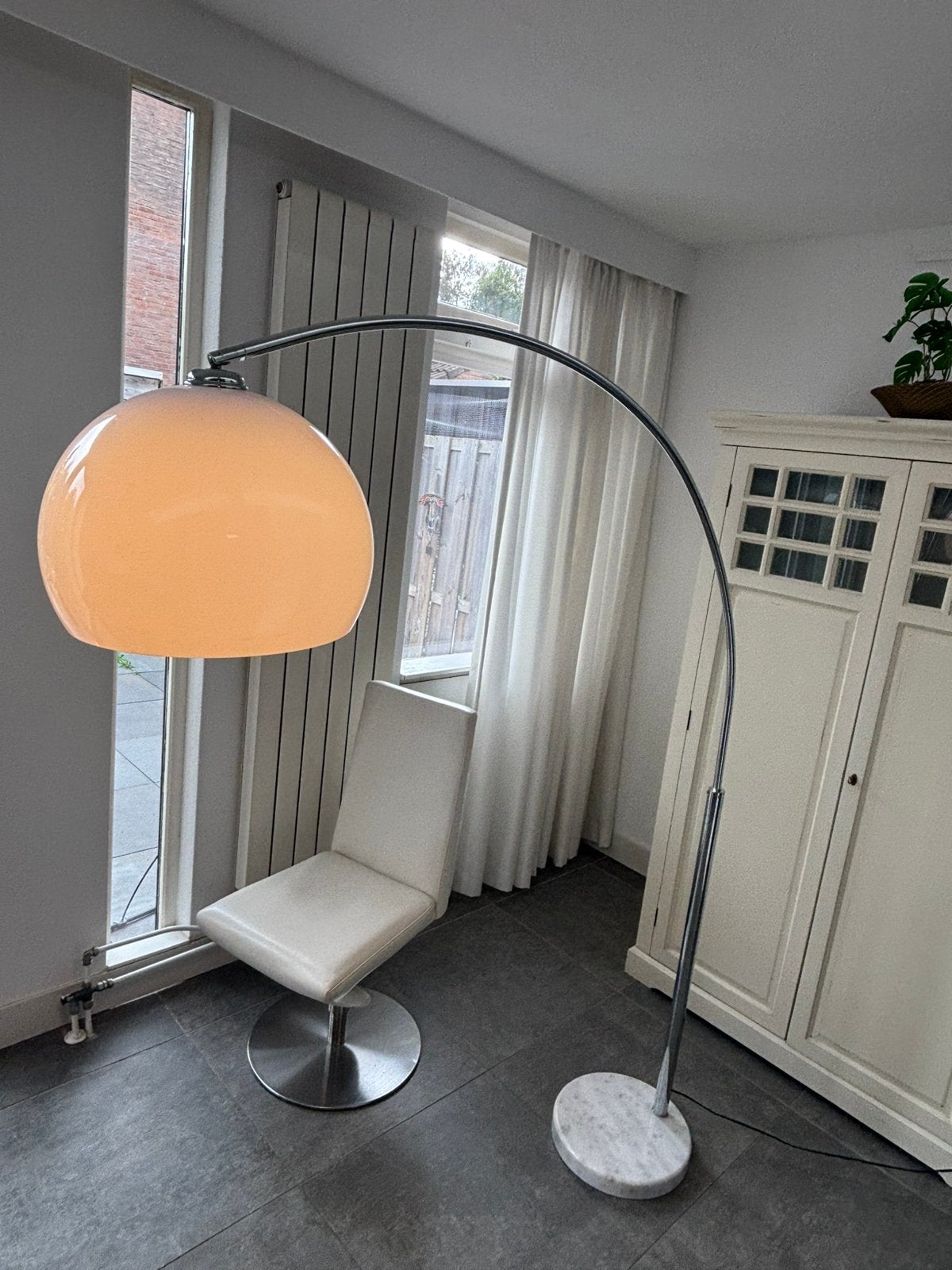 Stijlvolle Booglamp met Zware Marmeren Voet & Witte Kap, Huis en Inrichting, Ophalen, Zo goed als nieuw, Kunststof, 150 tot 200 cm