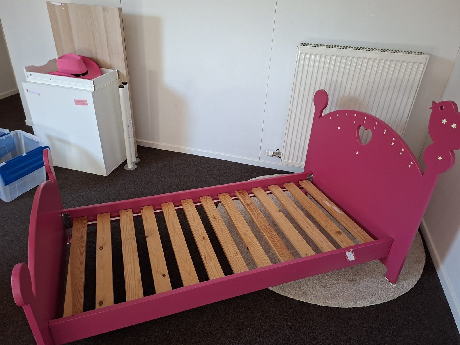 Peuterbed/Kleuterbed roze met hartjes en vogeltje, Huis en Inrichting, Ophalen, Gebruikt, 190 cm of minder, Hout
