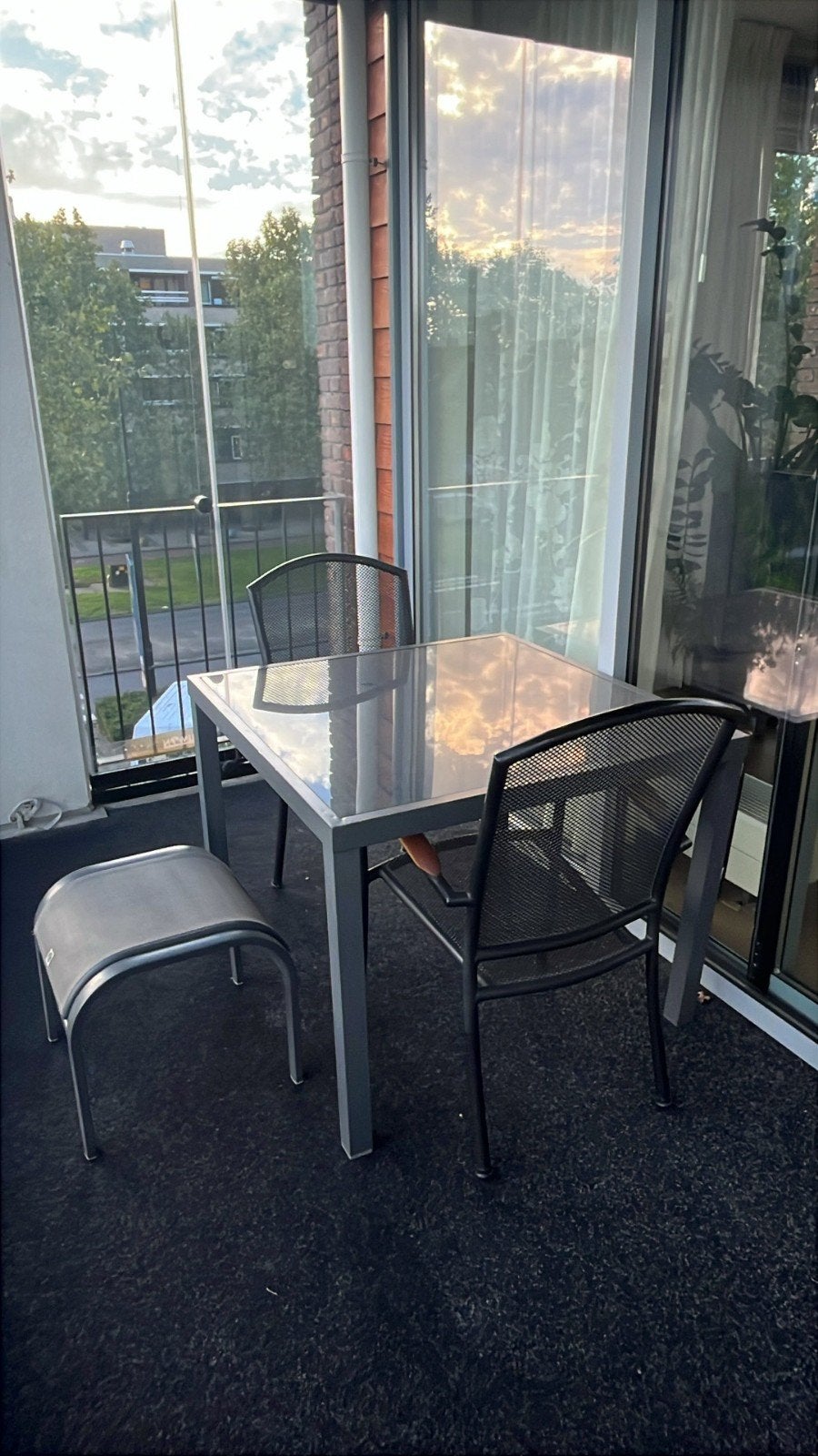 Moderne tuinset met tafel, 2 stoelen en voetenbankje, Gebruikt, Eettafel, Tuinset, Hout