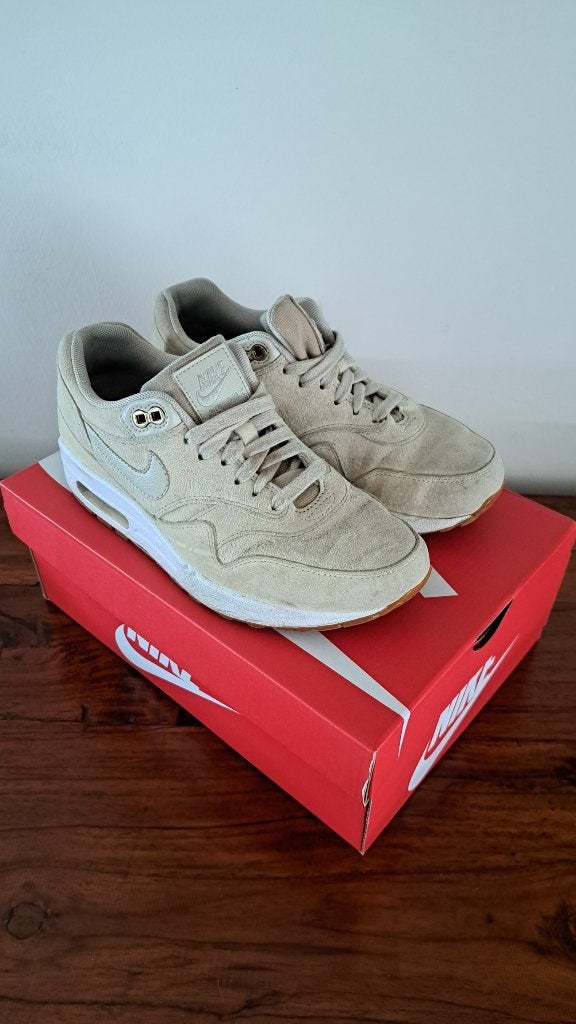 Stijlvolle beige suède Nike Air Max sneakers, Beige, Ophalen of Verzenden, Sneakers of Gympen, Gedragen