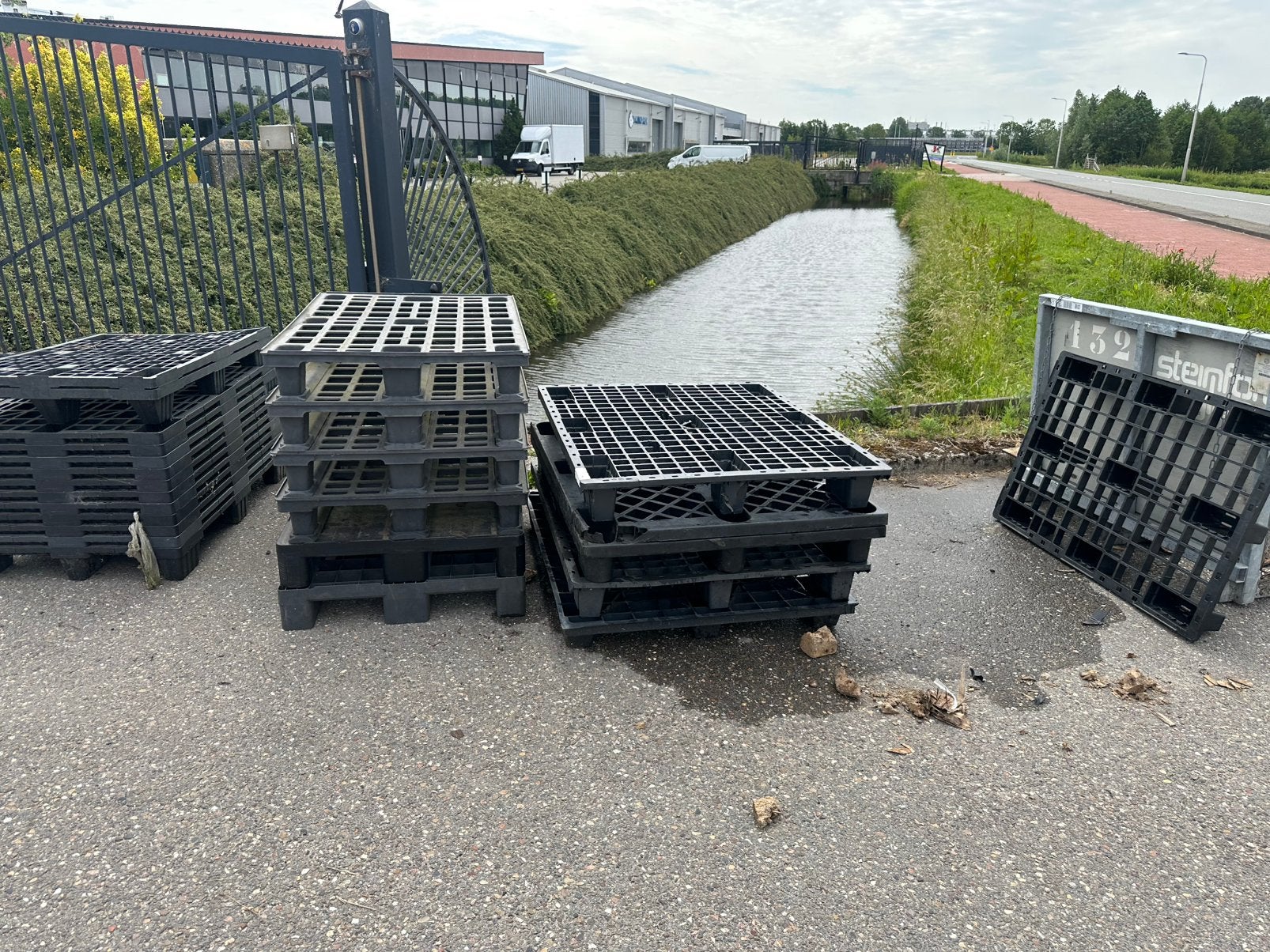 Gratis kunststof pallets, Ophalen of Verzenden, Gebruikt