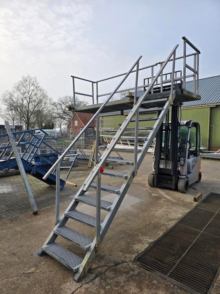 Stalen trap met bordes gegalv. Hoog 2,7 mtr. Nor030, Ophalen, 2 tot 4 meter