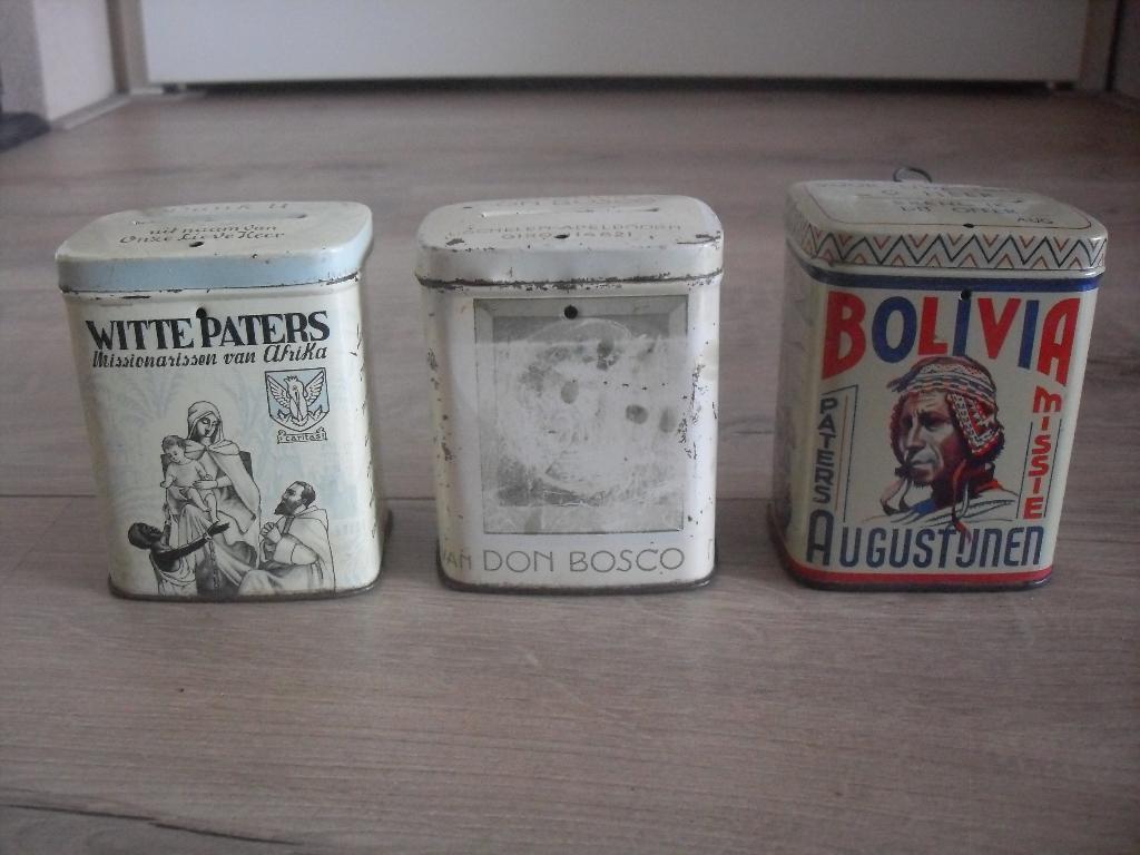 3 oude missiebusjes, Ophalen of Verzenden, Gebruikt, Overige