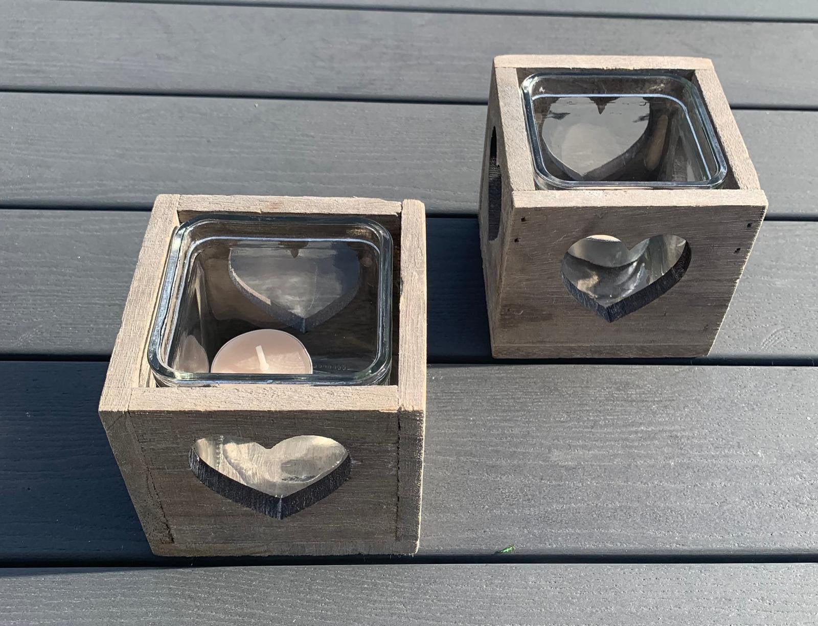 Twee houten waxinelichthouders, kubussen met hartjes kaarsje, Bruin, Waxinelichthouder, Ophalen of Verzenden, Zo goed als nieuw