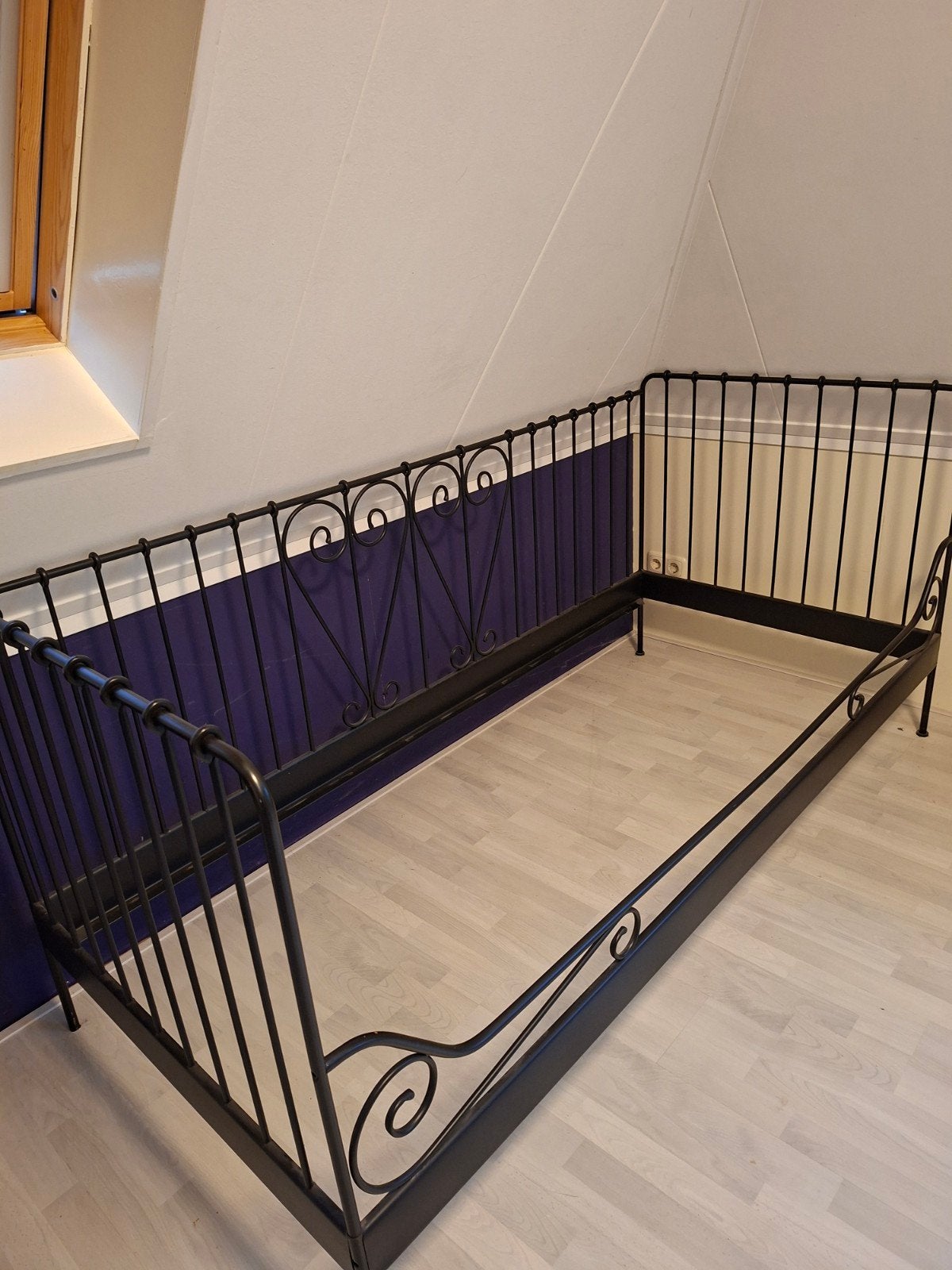 IKEA MELDAL Bedbank - Zwart Metaal met Krullen, Huis en Inrichting, Slaapkamer | Bedden, Ophalen, Gebruikt, 90 cm, Eenpersoons