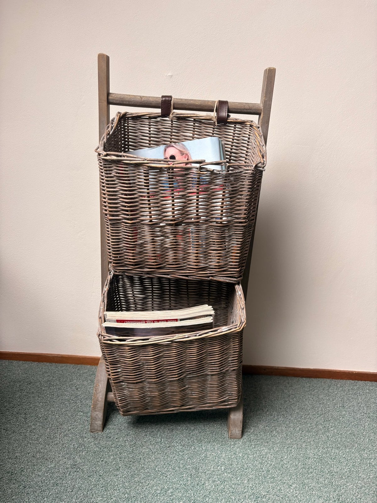 Rotan tijdschriftenrek met 2 manden, Ophalen, Gebruikt