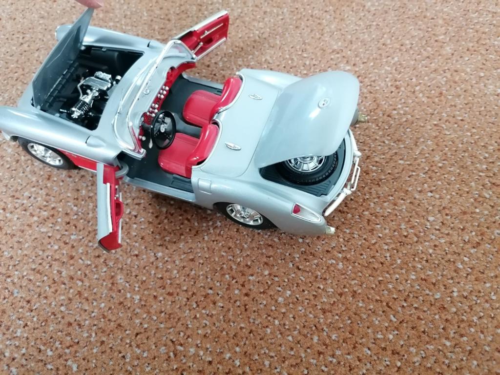 Bburago Chevrolet Corvette 1957 Schaalmodel, Ophalen, Auto, Overige merken