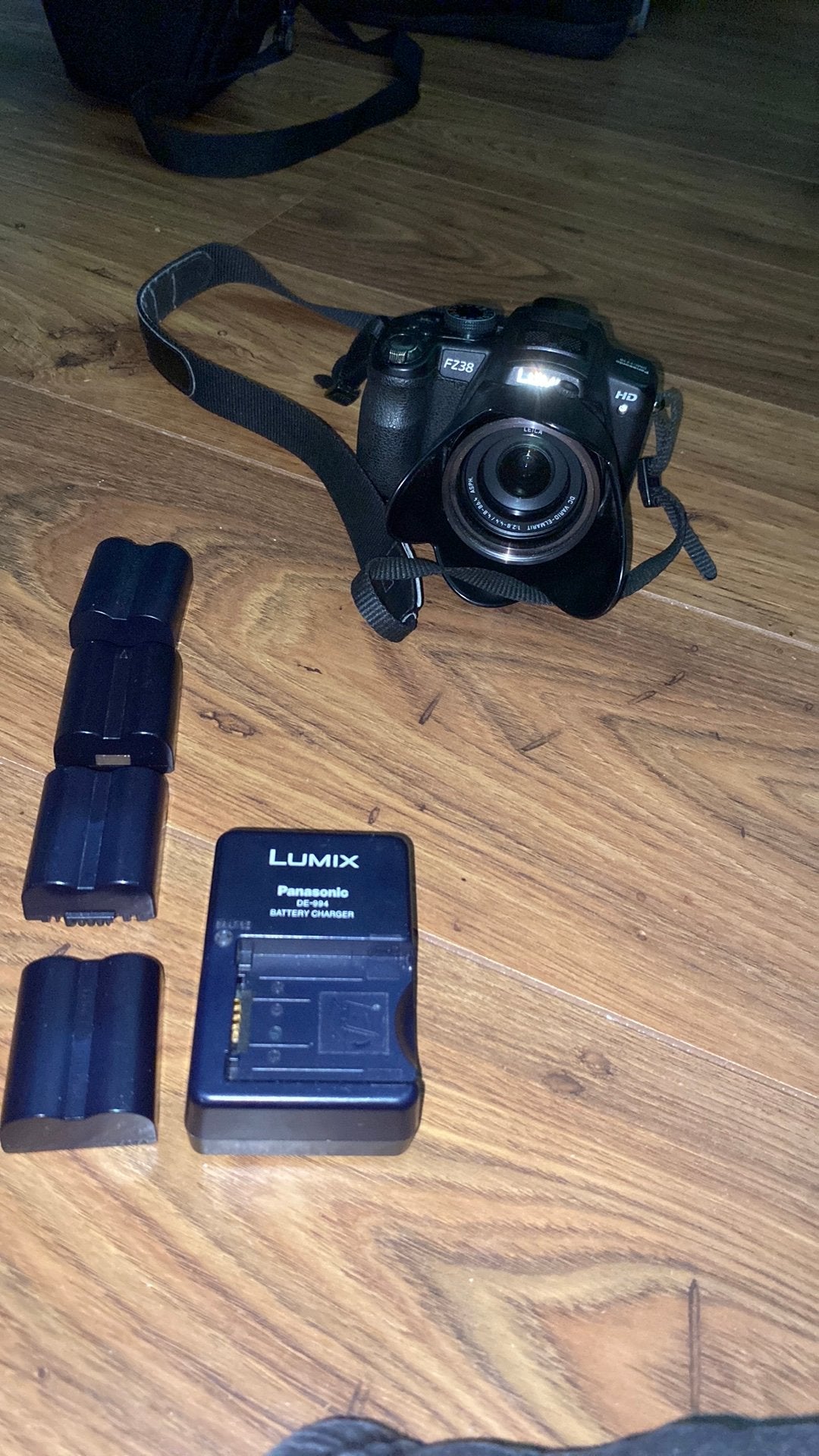 Lumix camera met opldaer en 4 accu’s, Audio, Tv en Foto, Fotocamera's Digitaal, Ophalen of Verzenden, Zo goed als nieuw, Overige Merken