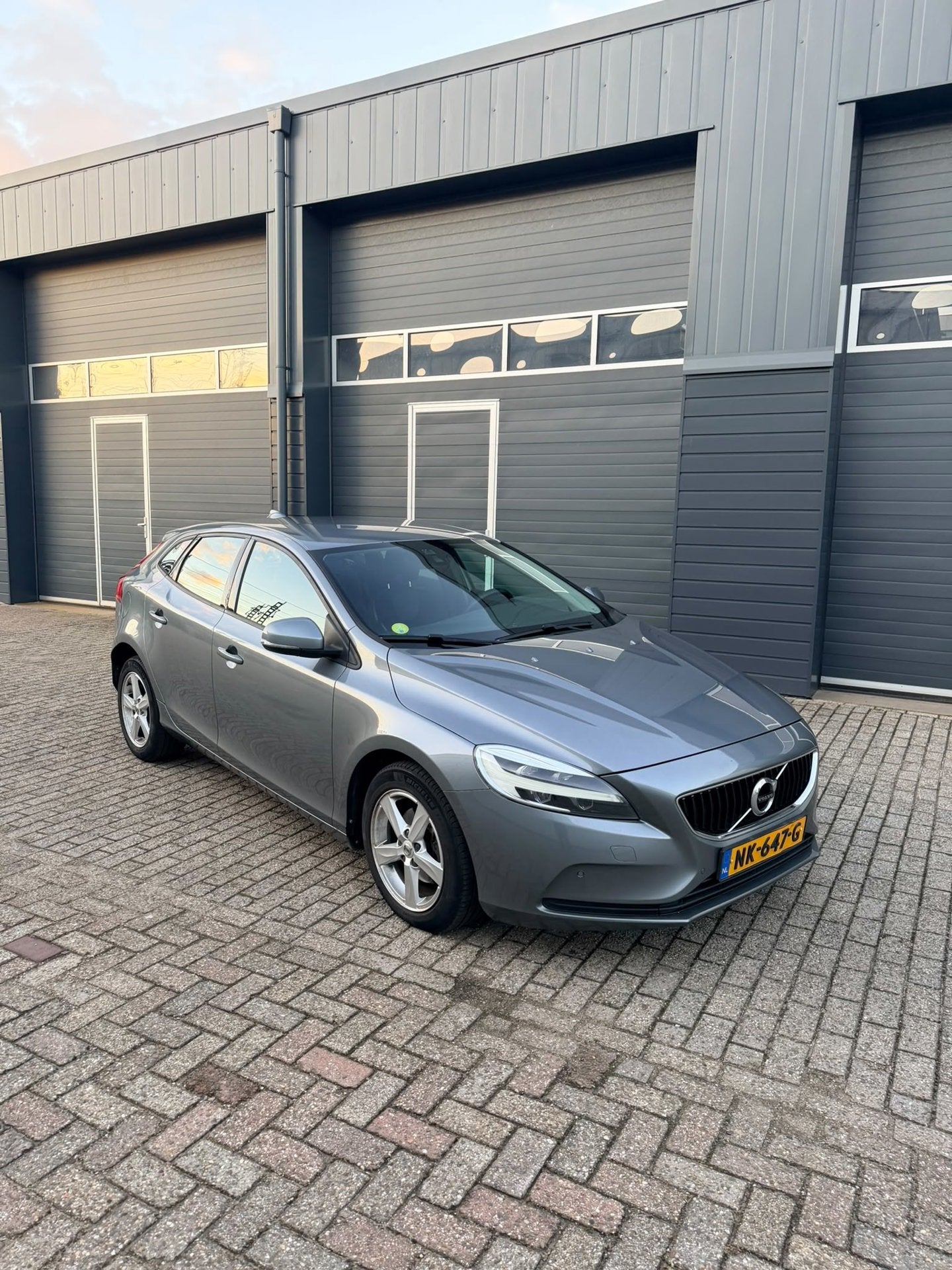 Volvo V40 2.0 D2 Momentum, Auto's, Voorwielaandrijving, Dealer onderhouden, Stof, Gebruikt