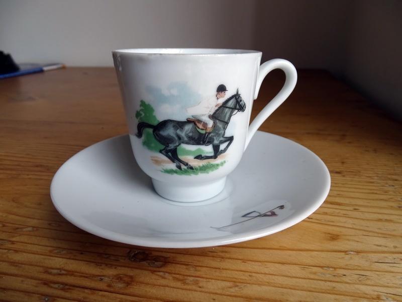 Kop en schotel met afbeelding van een racepaard, Antiek en Kunst, Curiosa en Brocante, Ophalen of Verzenden