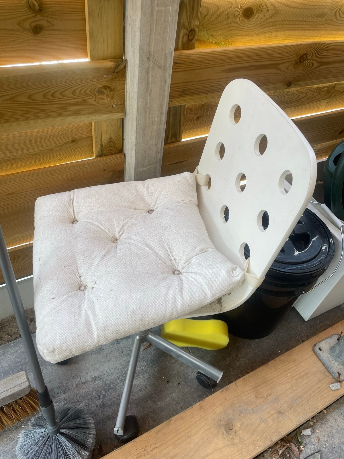 Gratis stoel met wieltjes en kussen, Huis en Inrichting, Ophalen, Kunststof, Gebruikt, Wit