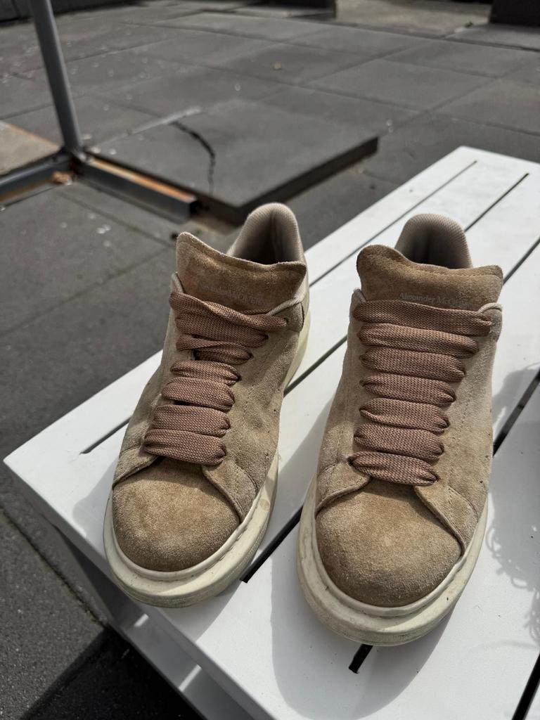 Alexander McQueen sneakers maat 39 beige suède, Beige, Ophalen of Verzenden, Sneakers of Gympen, Zo goed als nieuw