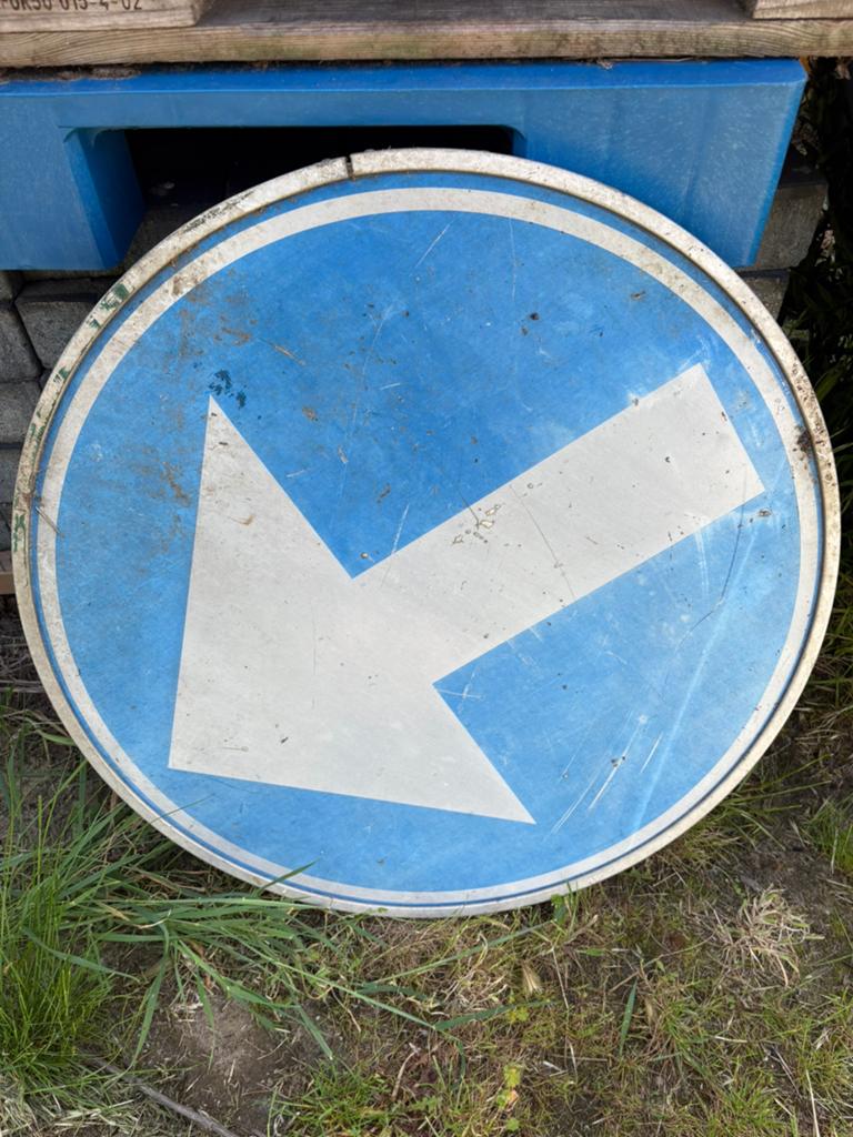 Verkeersbord met pijl, Ophalen, Gebruikt