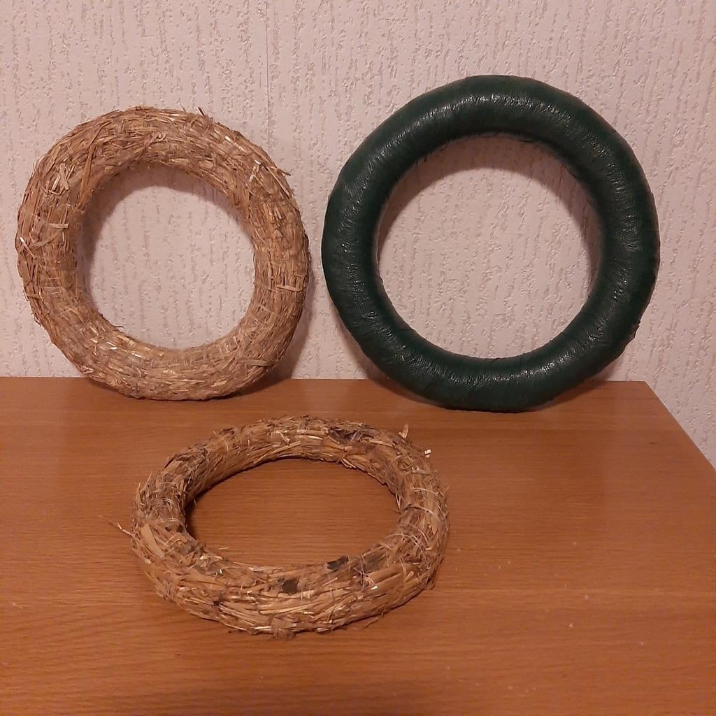 3 Kransen Stro en Groen - Diverse Maten (31, 27, 24 cm), Ophalen of Verzenden, Zo goed als nieuw