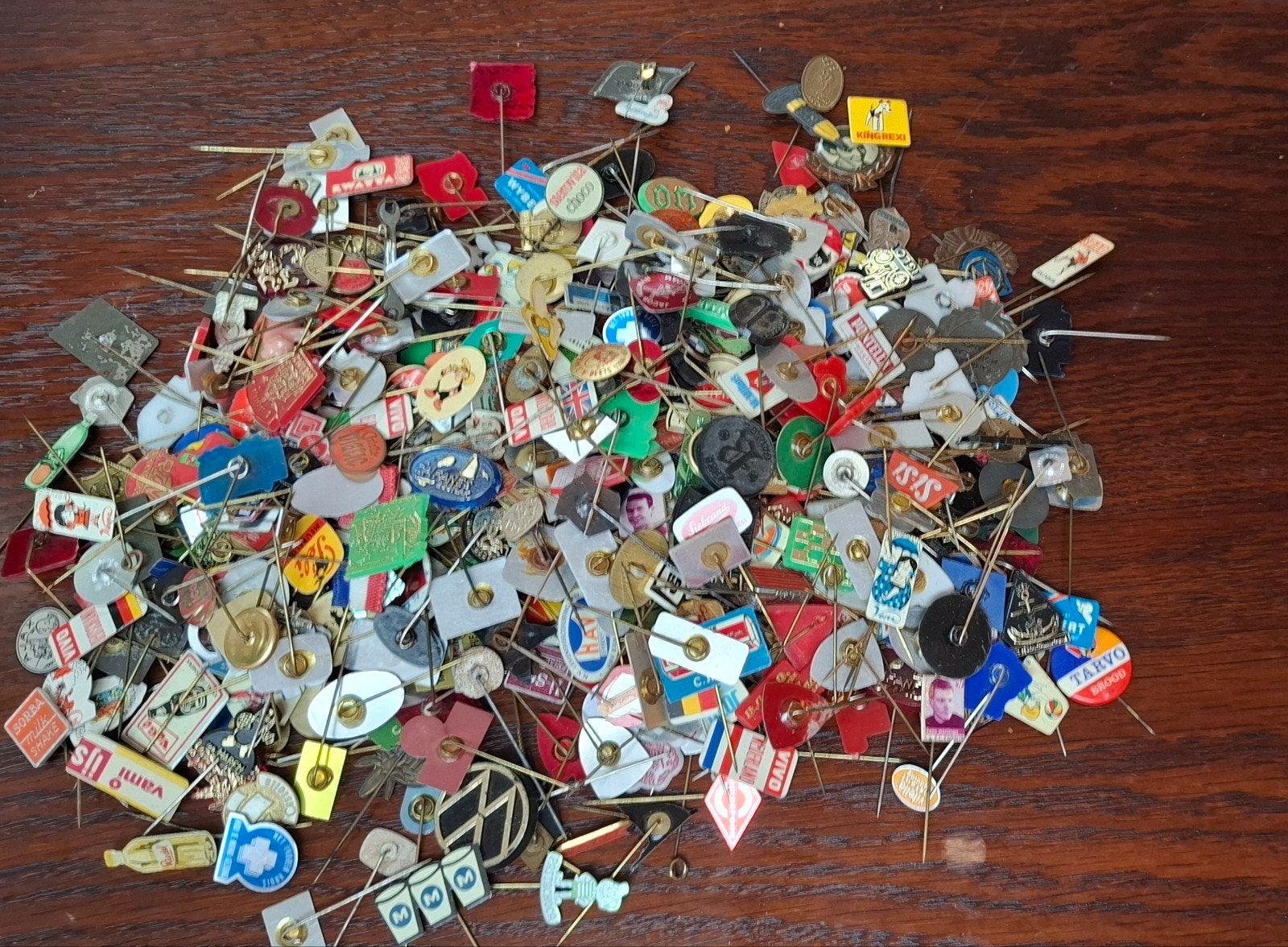 Grote verzameling vintage speldjes en pins in theebus, Ophalen of Verzenden, Gebruikt, Overige onderwerpen, Speldje of Pin