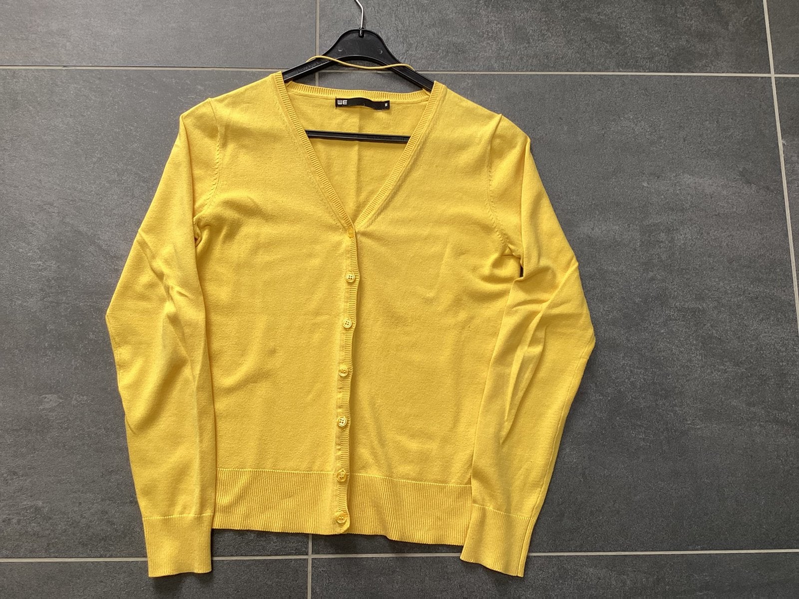 Mooi geel vestje, maat M, merk WE, Kleding | Dames, Ophalen of Verzenden, Zo goed als nieuw, Maat 38/40 (M), Geel