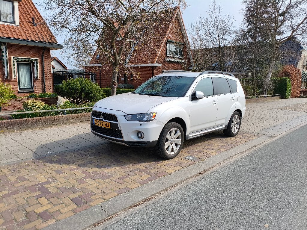 Mitsubishi Outlander 2.4 125KW 4WD 2010 Wit, Auto's, Outlander, Zwart, 4 cilinders, 1505 kg