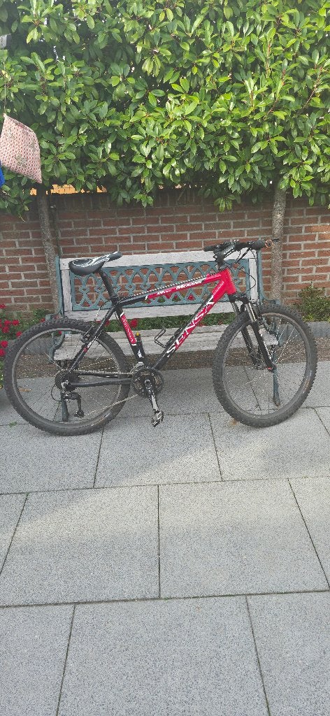 rode mountainbike met 27 versnellingen