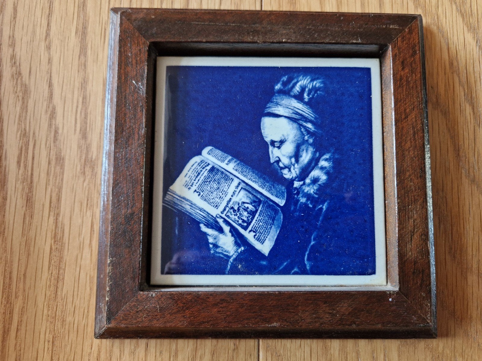 Delfts blauwe wandtegel Rembrandt 'Lezende oude vrouw', Antiek en Kunst, Antiek | Wandborden en Tegels, Ophalen of Verzenden