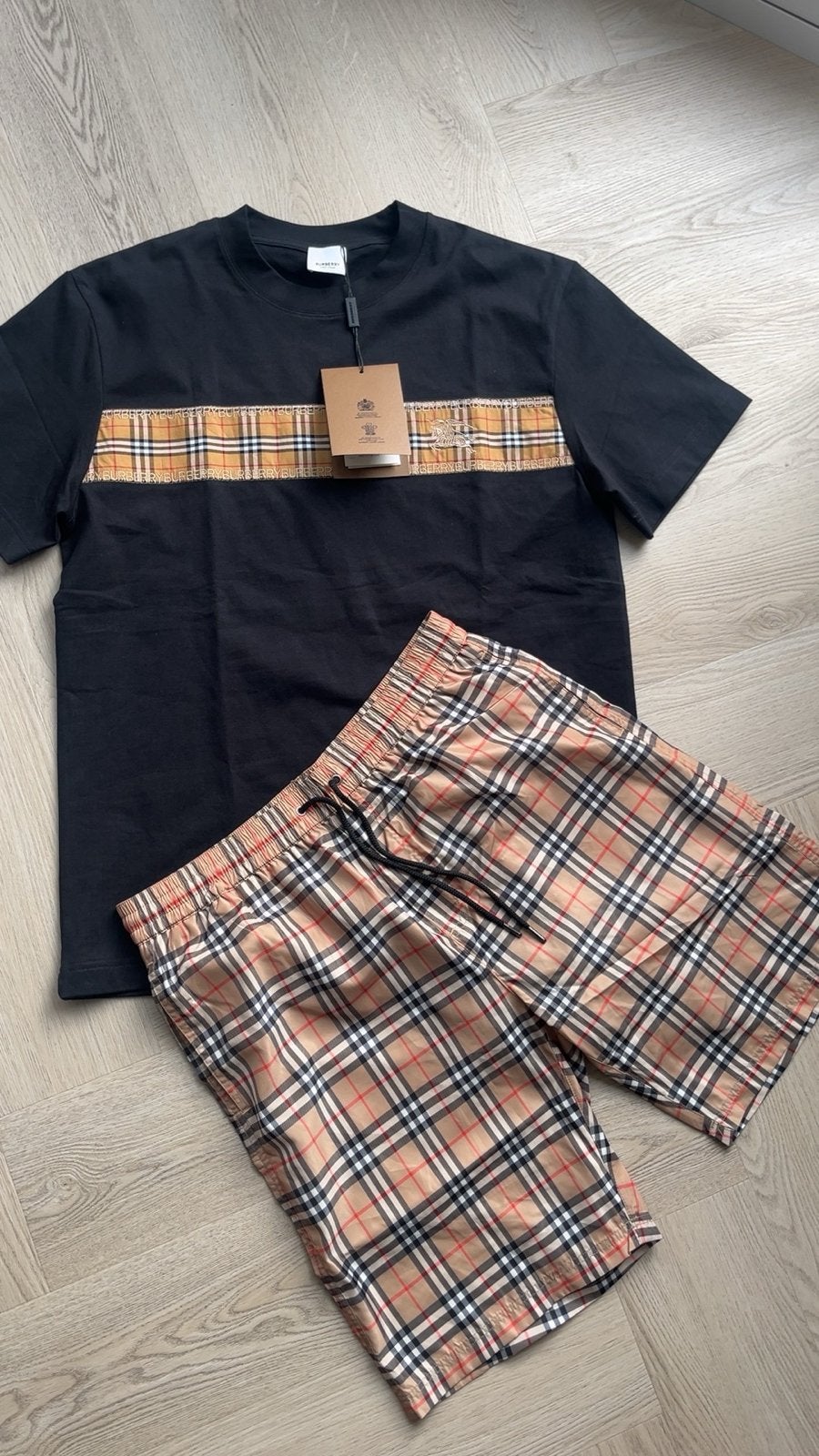 Burberry T-shirt en zwemshort set - Nieuw met labels, Ophalen of Verzenden, Nieuw, Maat 52/54 (L), Zwart