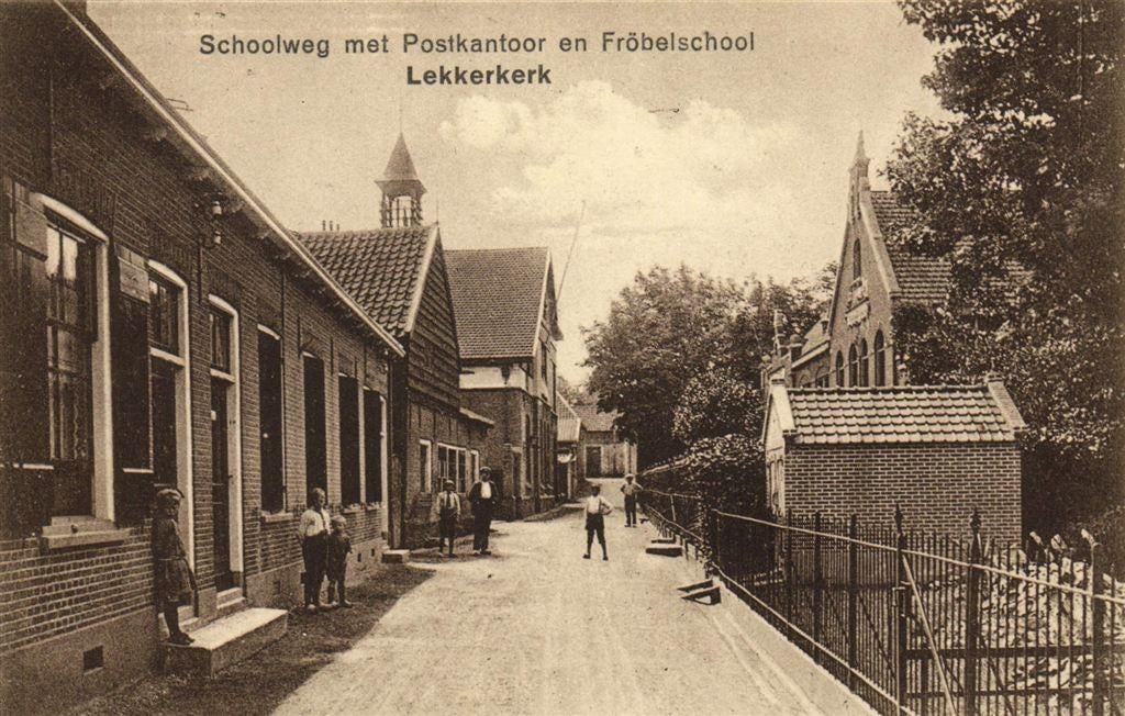 Schoolweg met Postkantoor en Fröbelschool, Lekkerkerk - onge, Verzamelen, Ansichtkaarten | Nederland, Ophalen of Verzenden, 1920 tot 1940