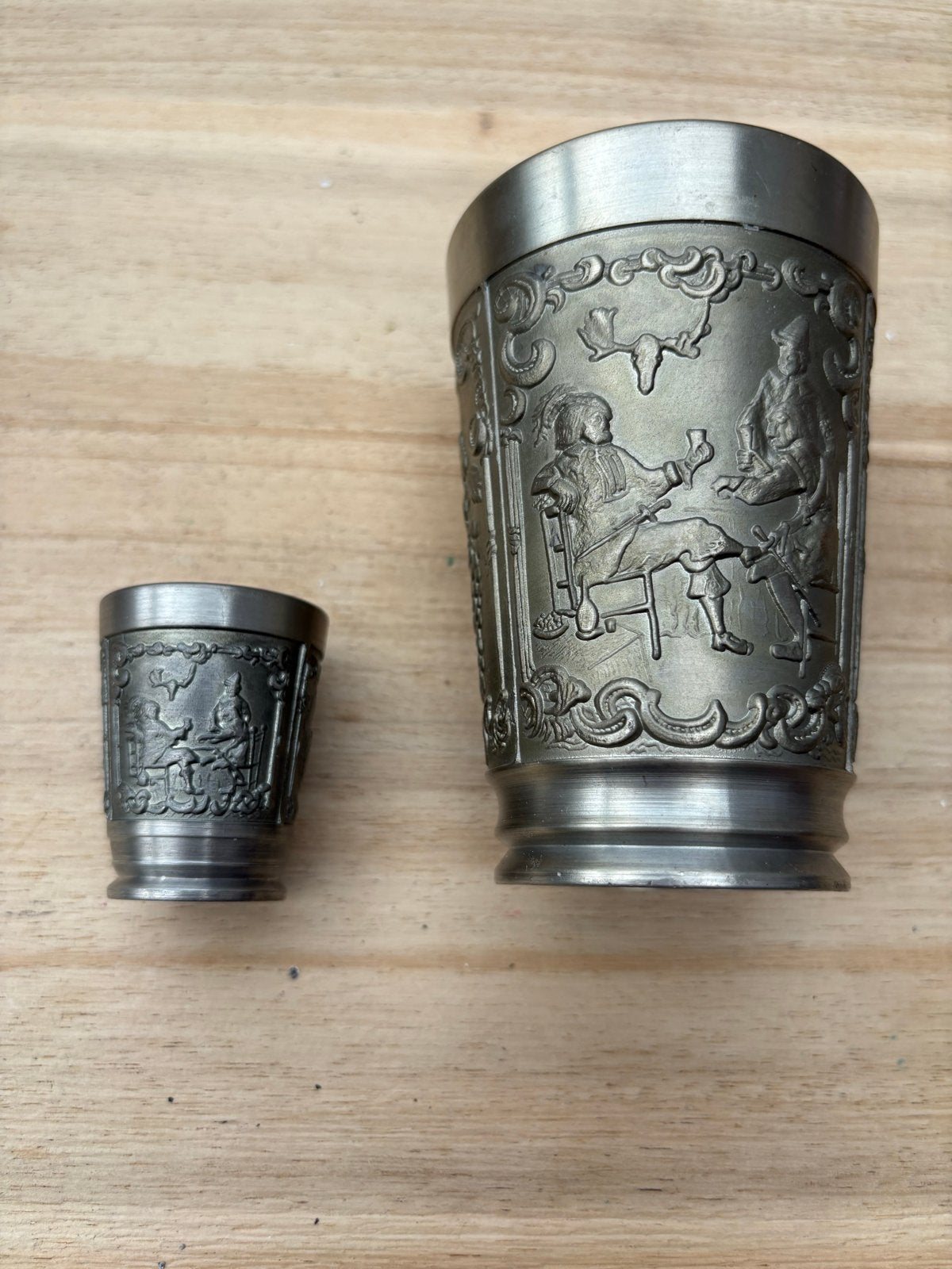 Set van 2 antieke tinnen bekers met reliëf, Antiek en Kunst, Ophalen of Verzenden