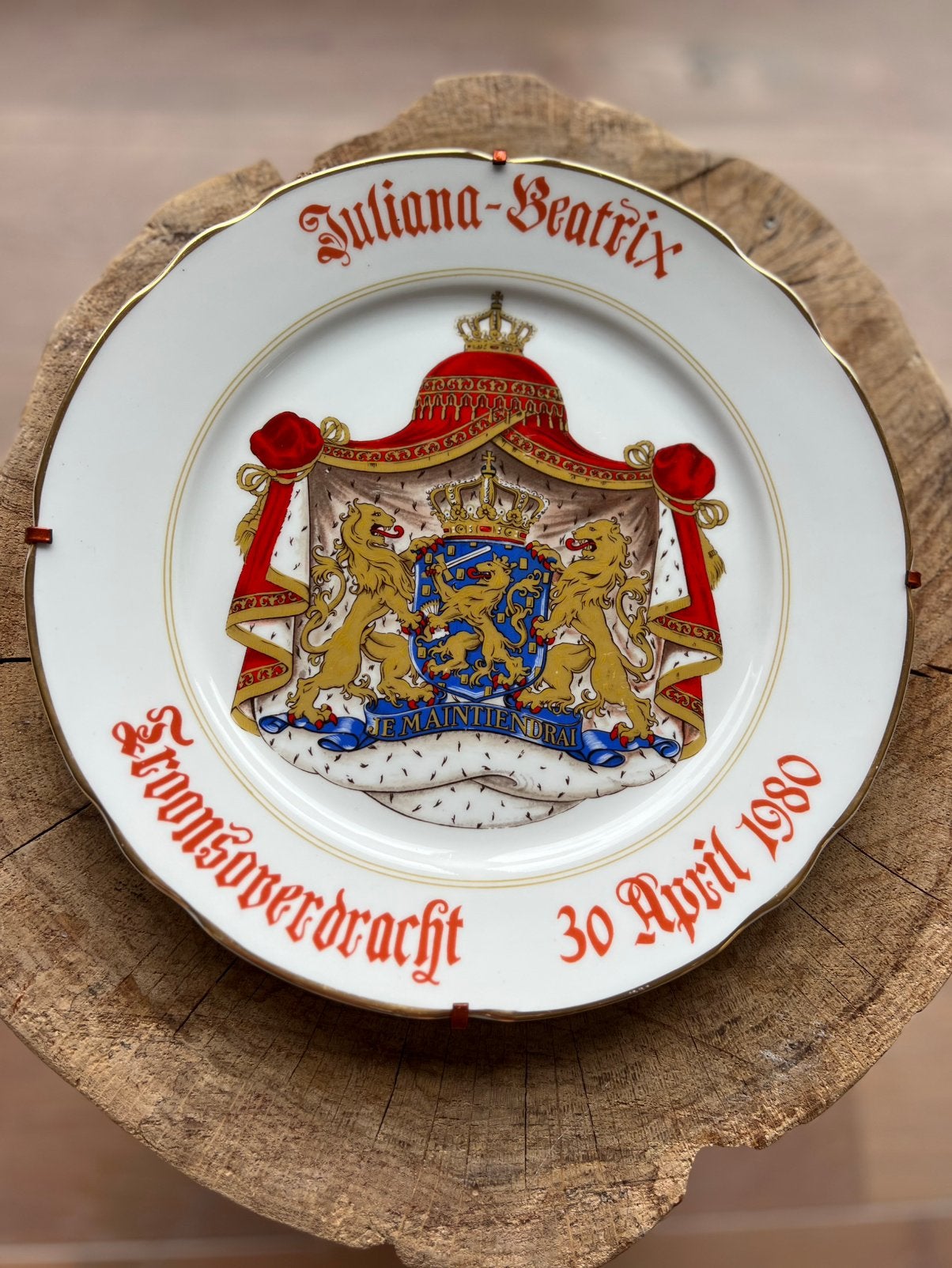 Herdenkingsbord Troonsoverdracht 1980 – Royal Stafford, Verzamelen, Ophalen of Verzenden, Zo goed als nieuw, Servies
